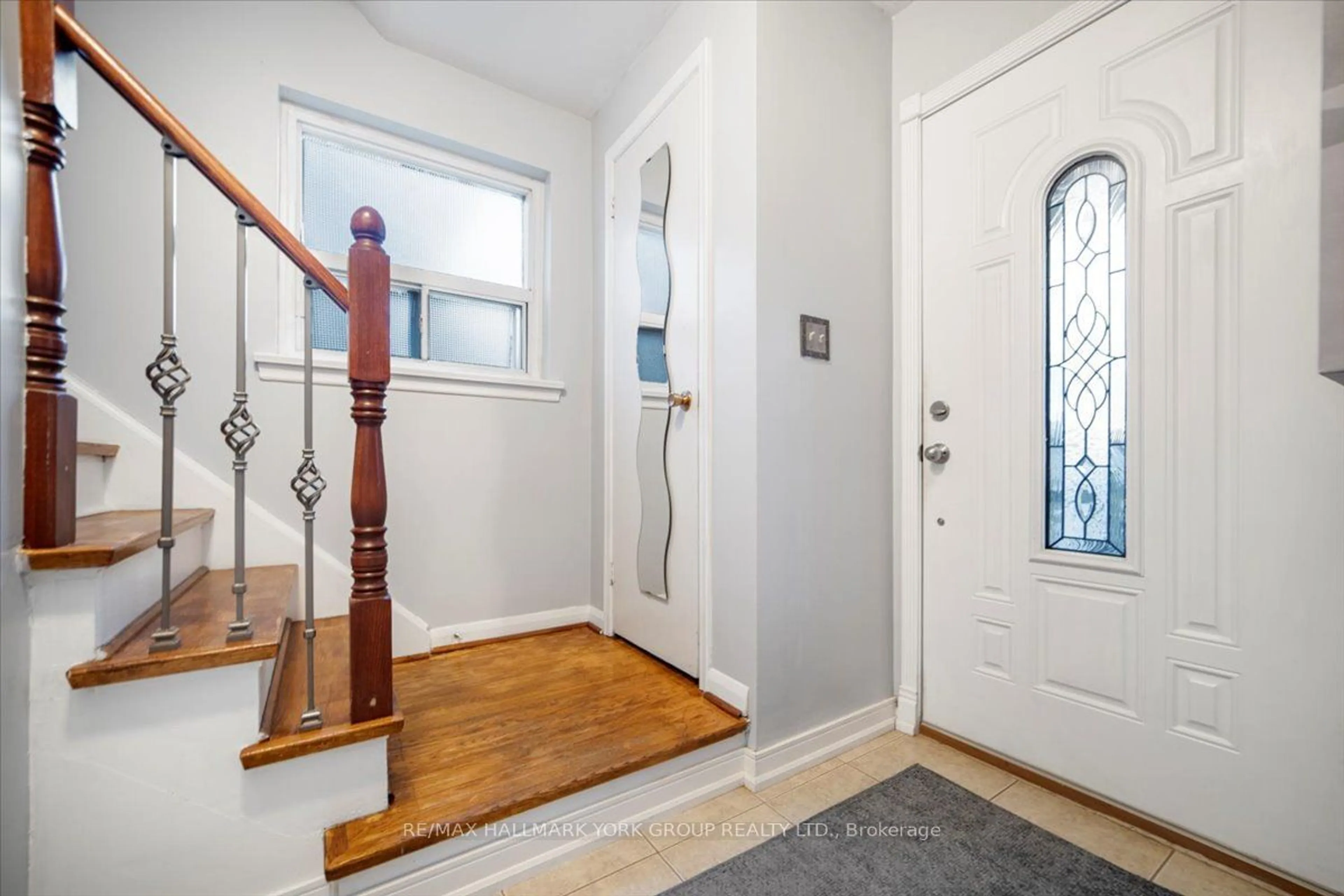 Indoor entryway, wood floors for 25 Windhill Cres, Toronto Ontario M9M 1Y1