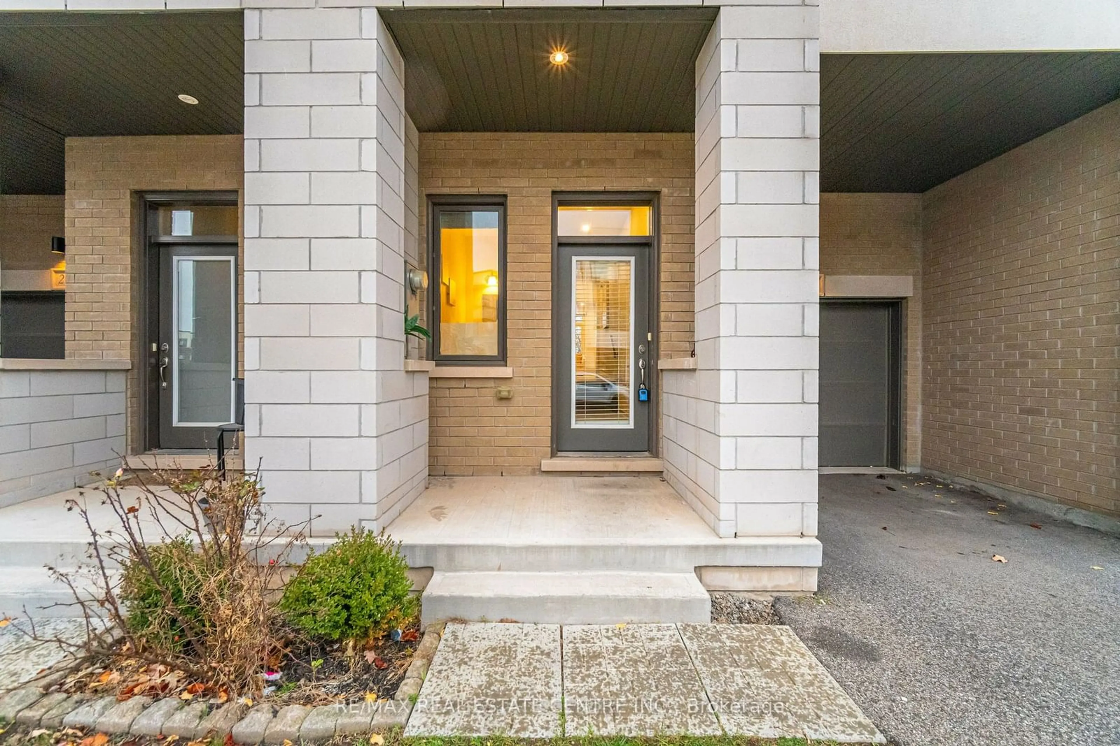 Indoor entryway, cement floor for 211 Fowley Dr, Oakville Ontario L6H 7C3