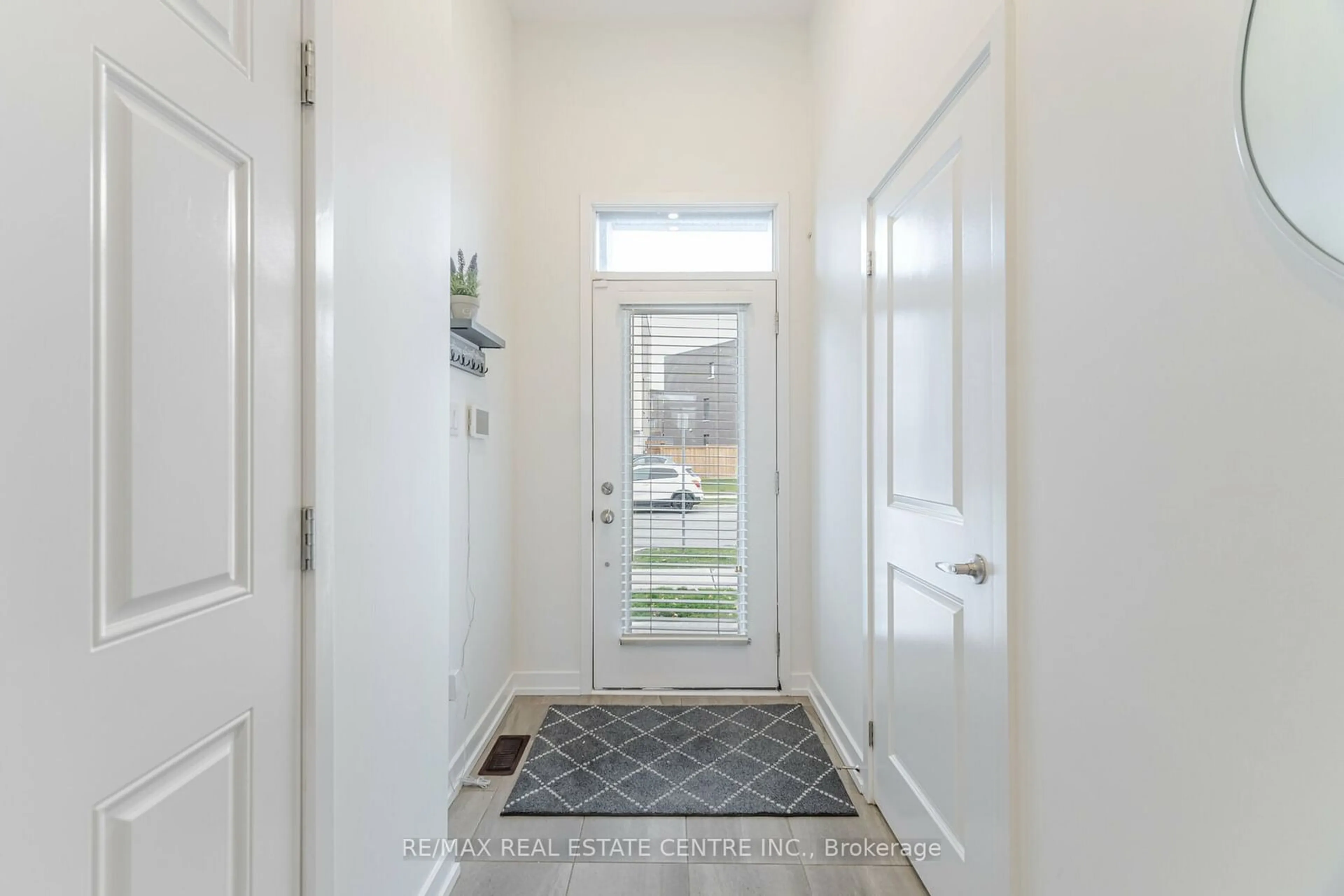 Indoor entryway, wood floors for 211 Fowley Dr, Oakville Ontario L6H 7C3