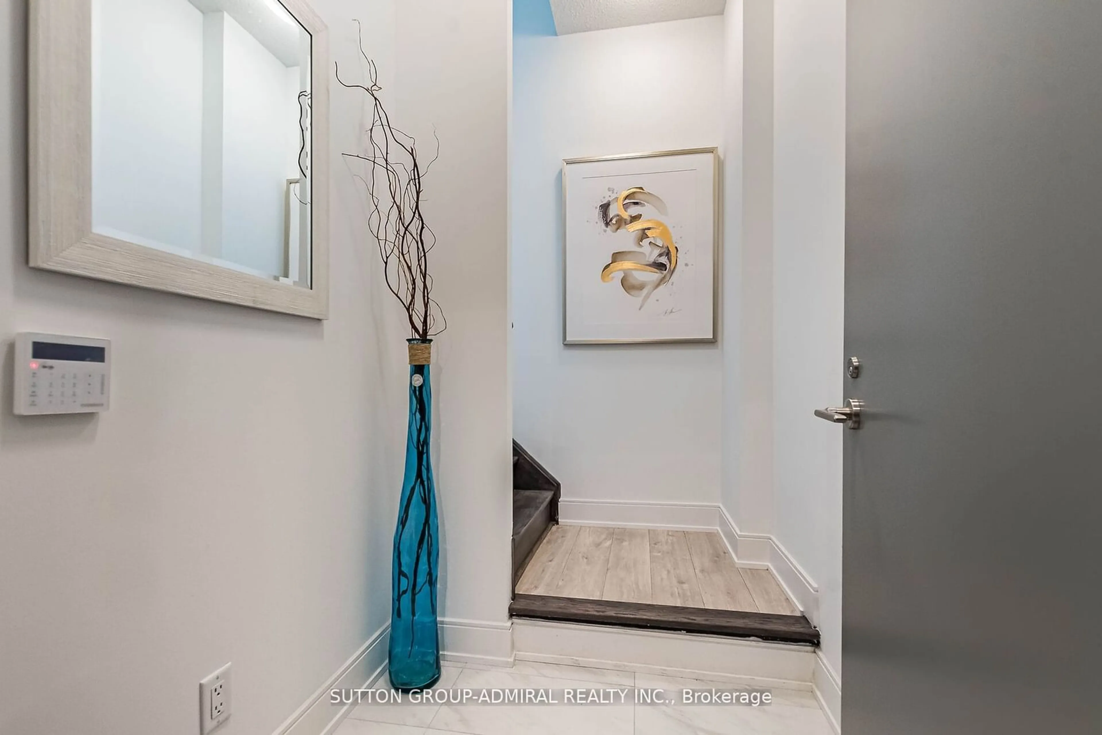 Indoor entryway, wood floors for 70 Annie Craig Dr #TH104, Toronto Ontario M8V 0C4