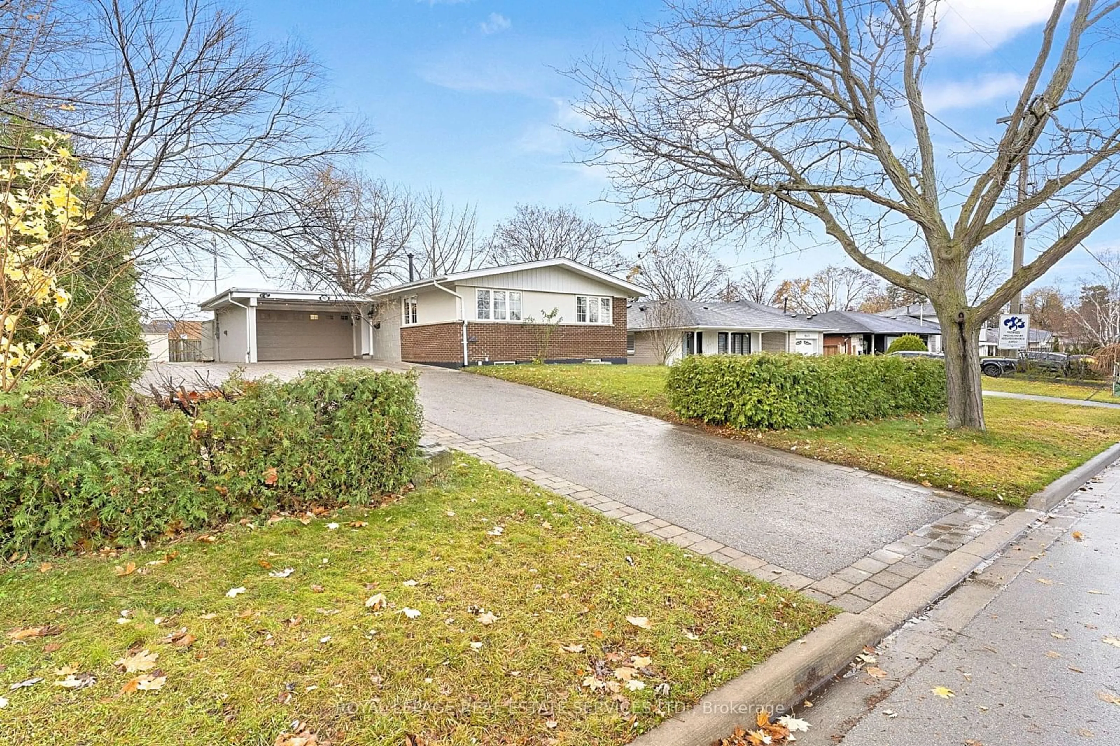 Frontside or backside of a home, the street view for 957 Vera Cruz Dr, Mississauga Ontario L4Y 2G4