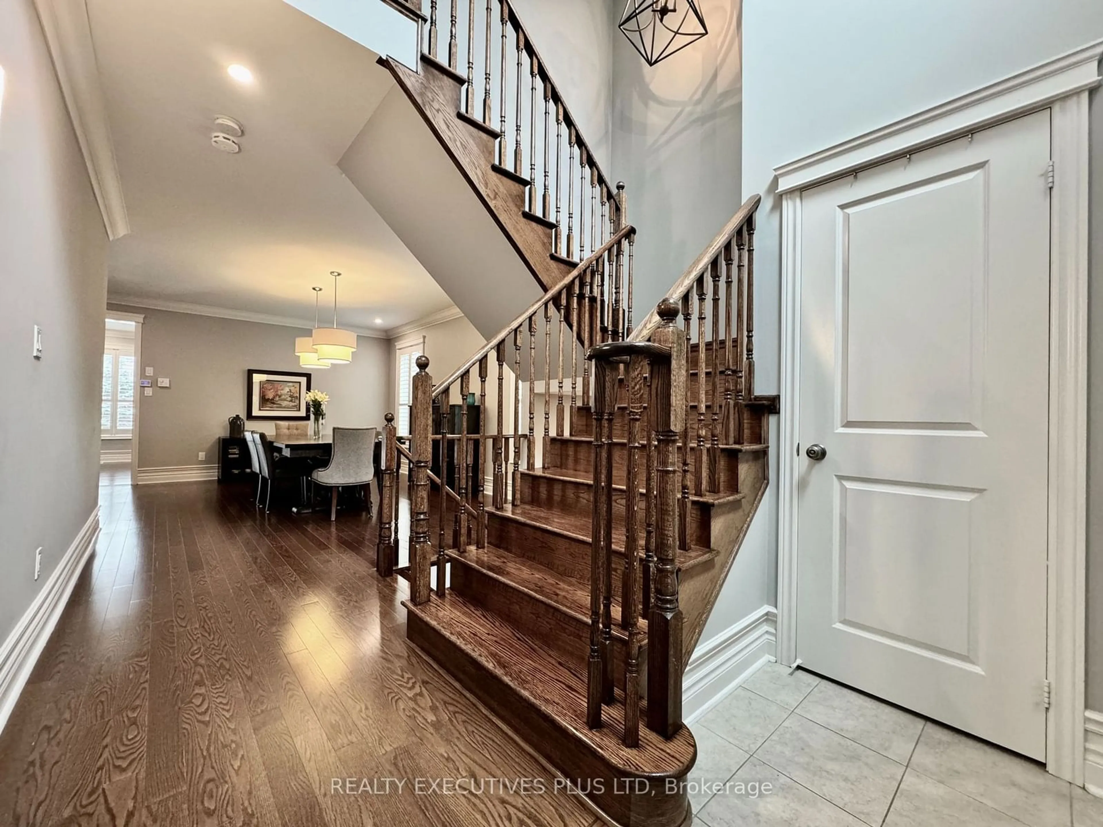 Indoor entryway, wood floors for 32 Boyces Creek Crt, Caledon Ontario L7C 3S2