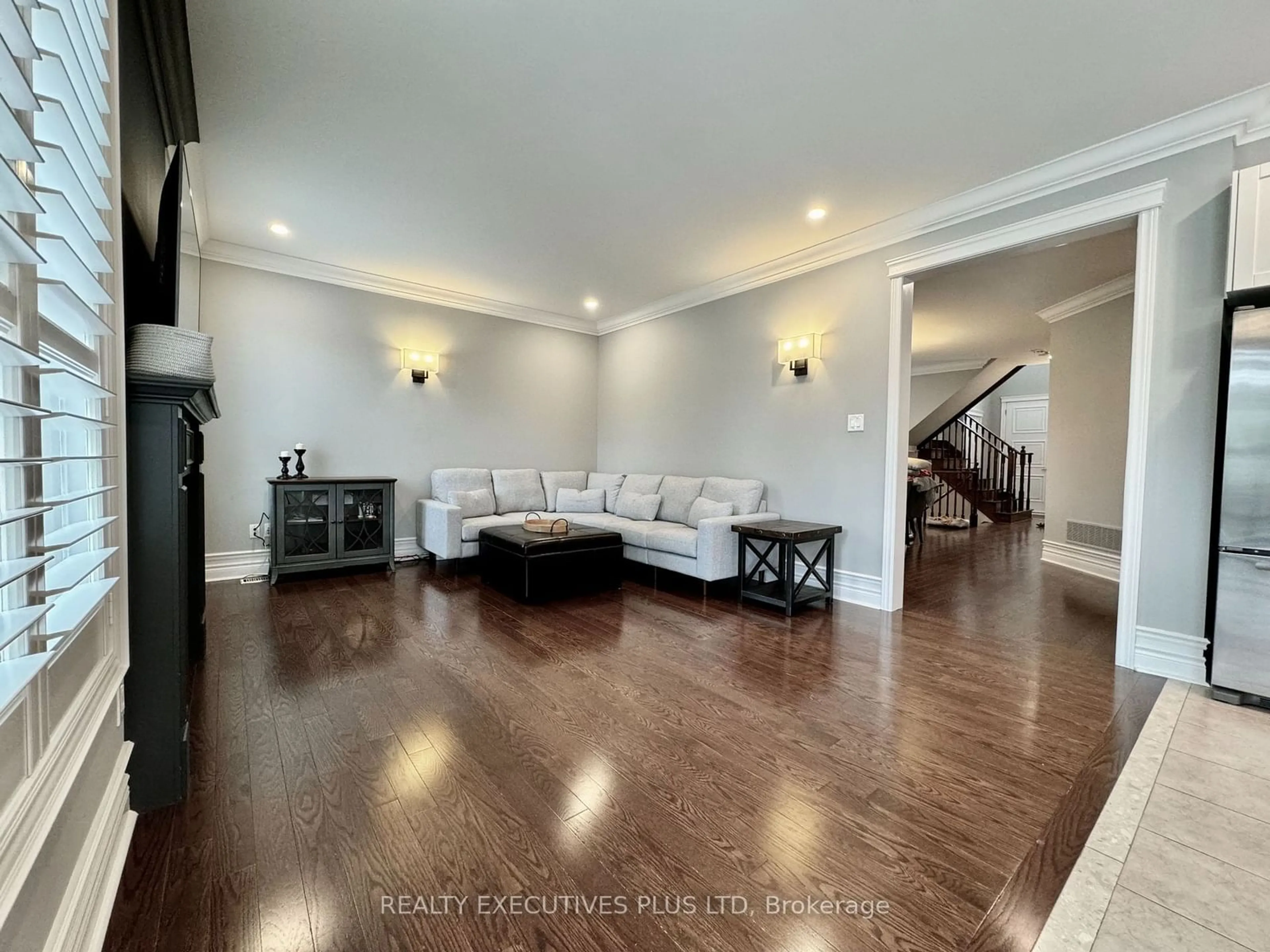 Living room, wood floors for 32 Boyces Creek Crt, Caledon Ontario L7C 3S2