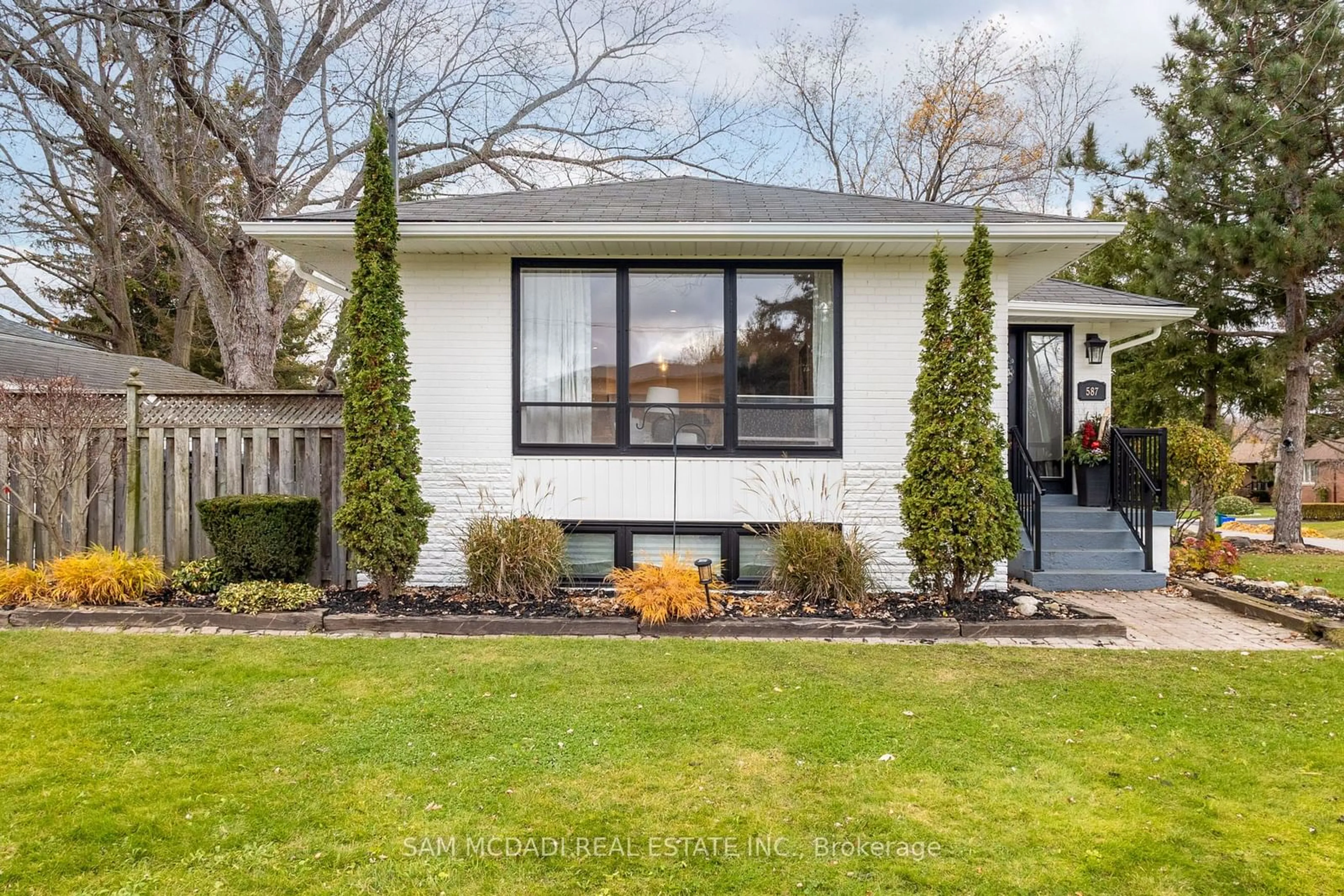 Home with vinyl exterior material for 587 Unsworth Ave, Oakville Ontario L6K 1P4