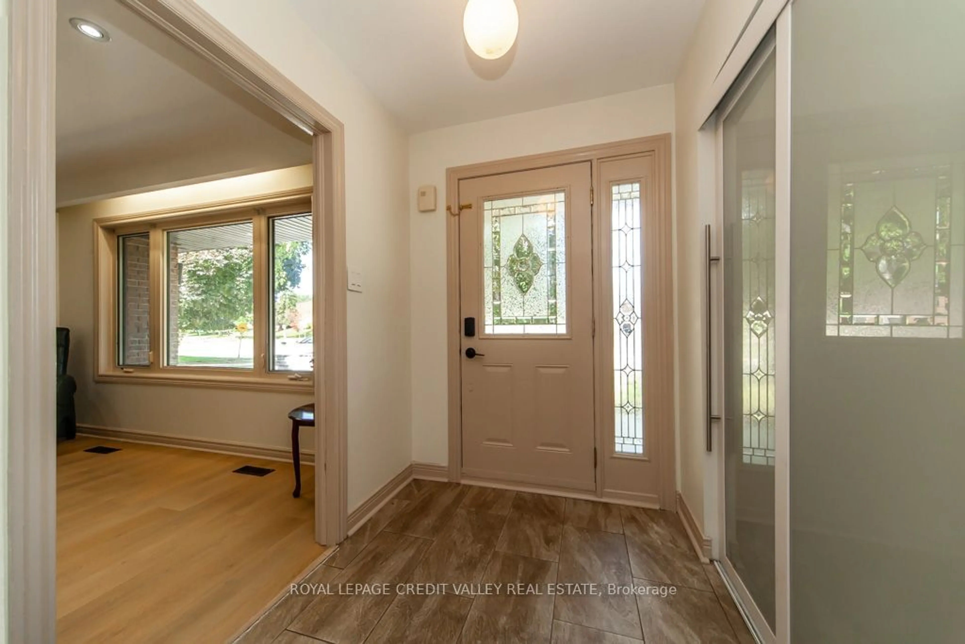 Indoor entryway, wood floors for 480 Bartley Bull Pkwy, Brampton Ontario L6W 2M8