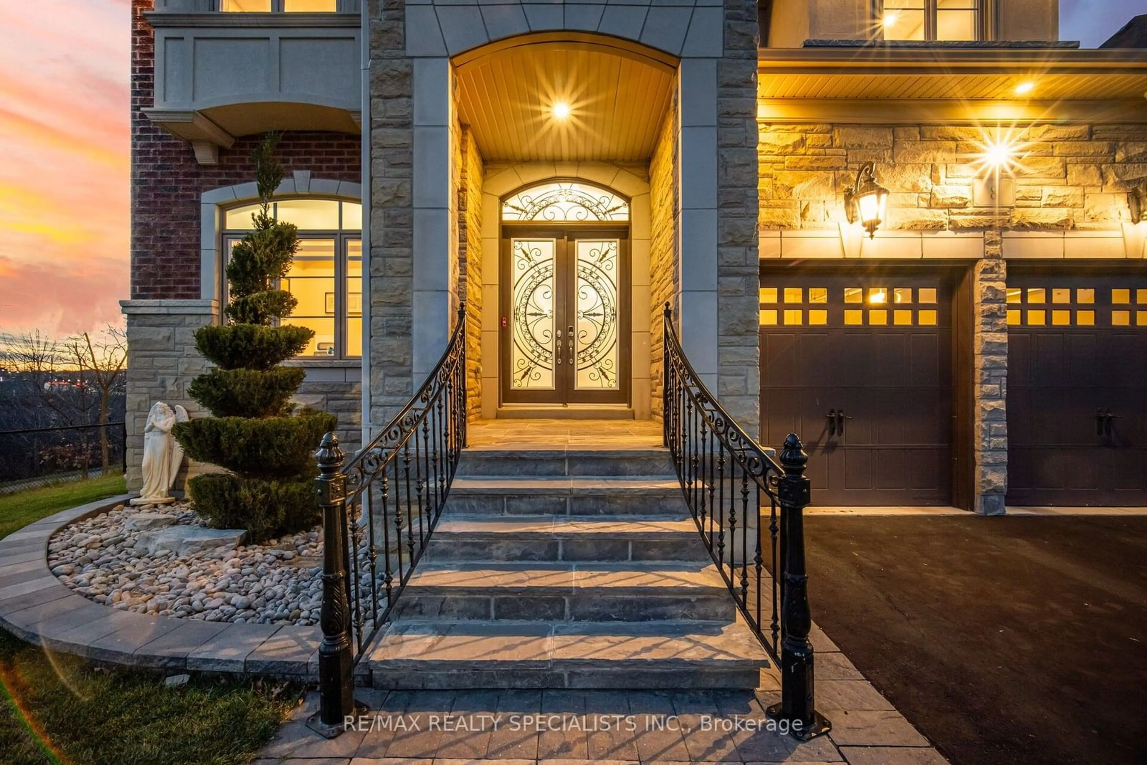 Indoor entryway, wood floors for 8 Herringbone Cres, Brampton Ontario L6P 4B8