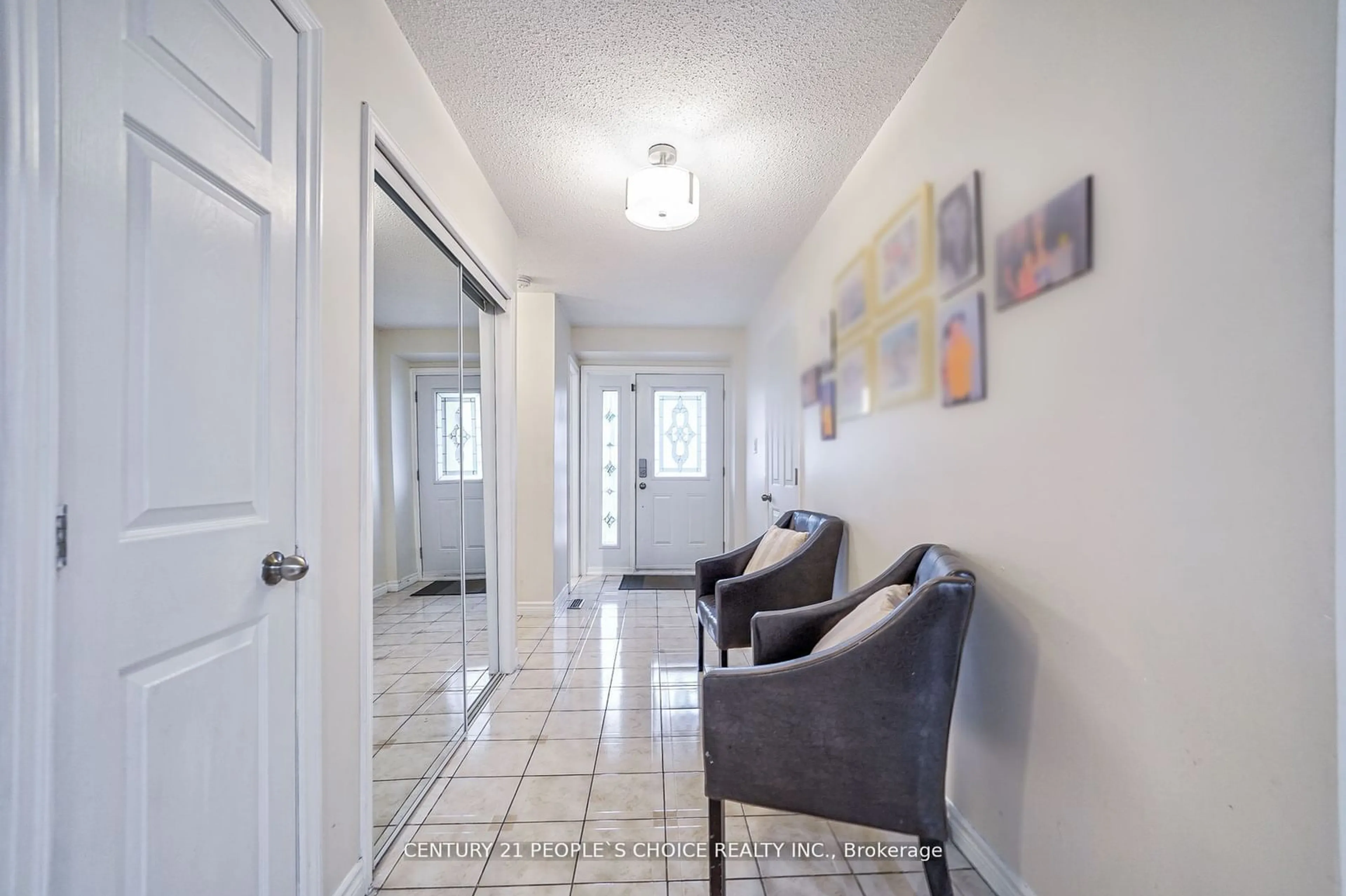 Indoor entryway, wood floors for 48 Newlyn Cres, Brampton Ontario L6V 3A7