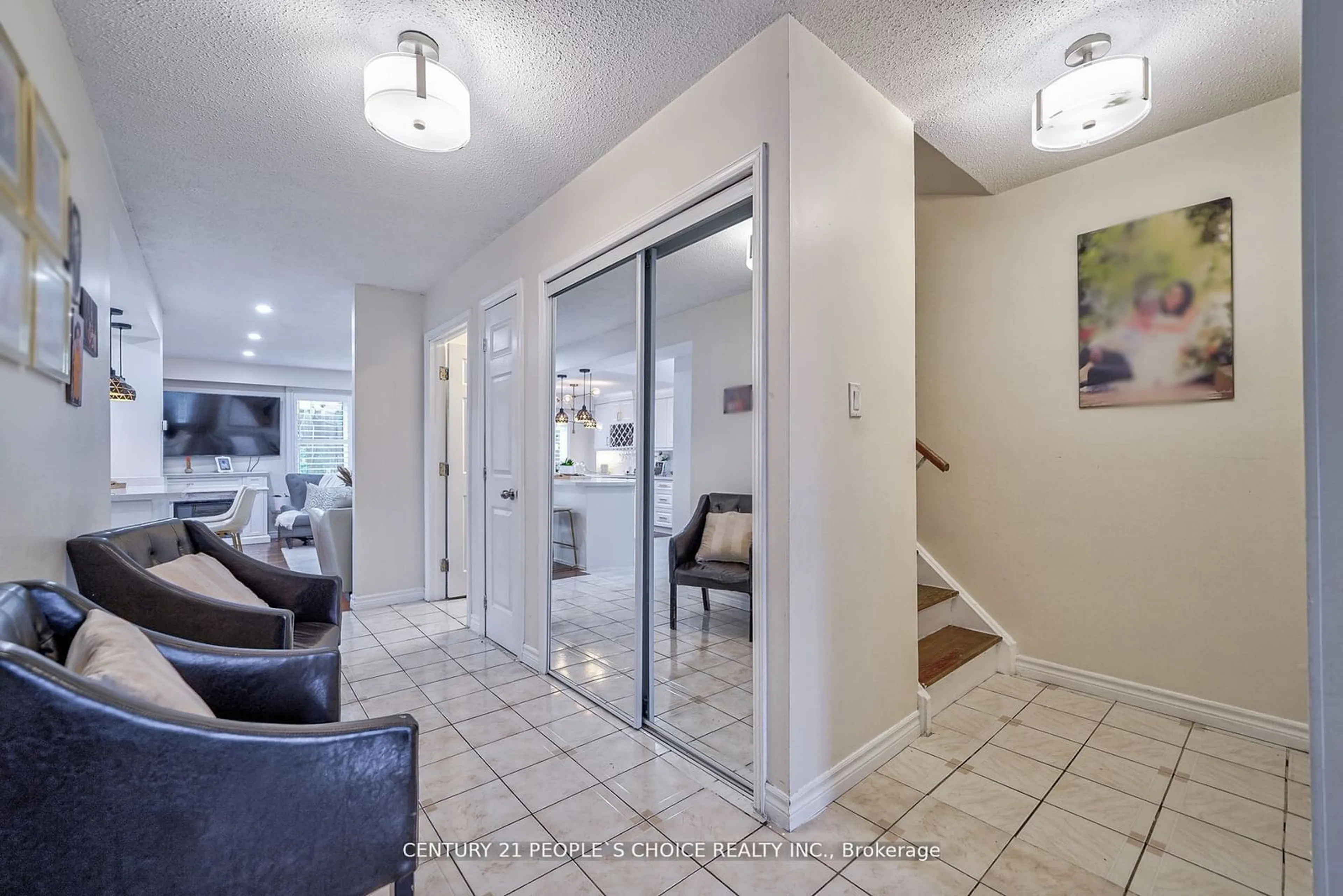 Indoor entryway, wood floors for 48 Newlyn Cres, Brampton Ontario L6V 3A7