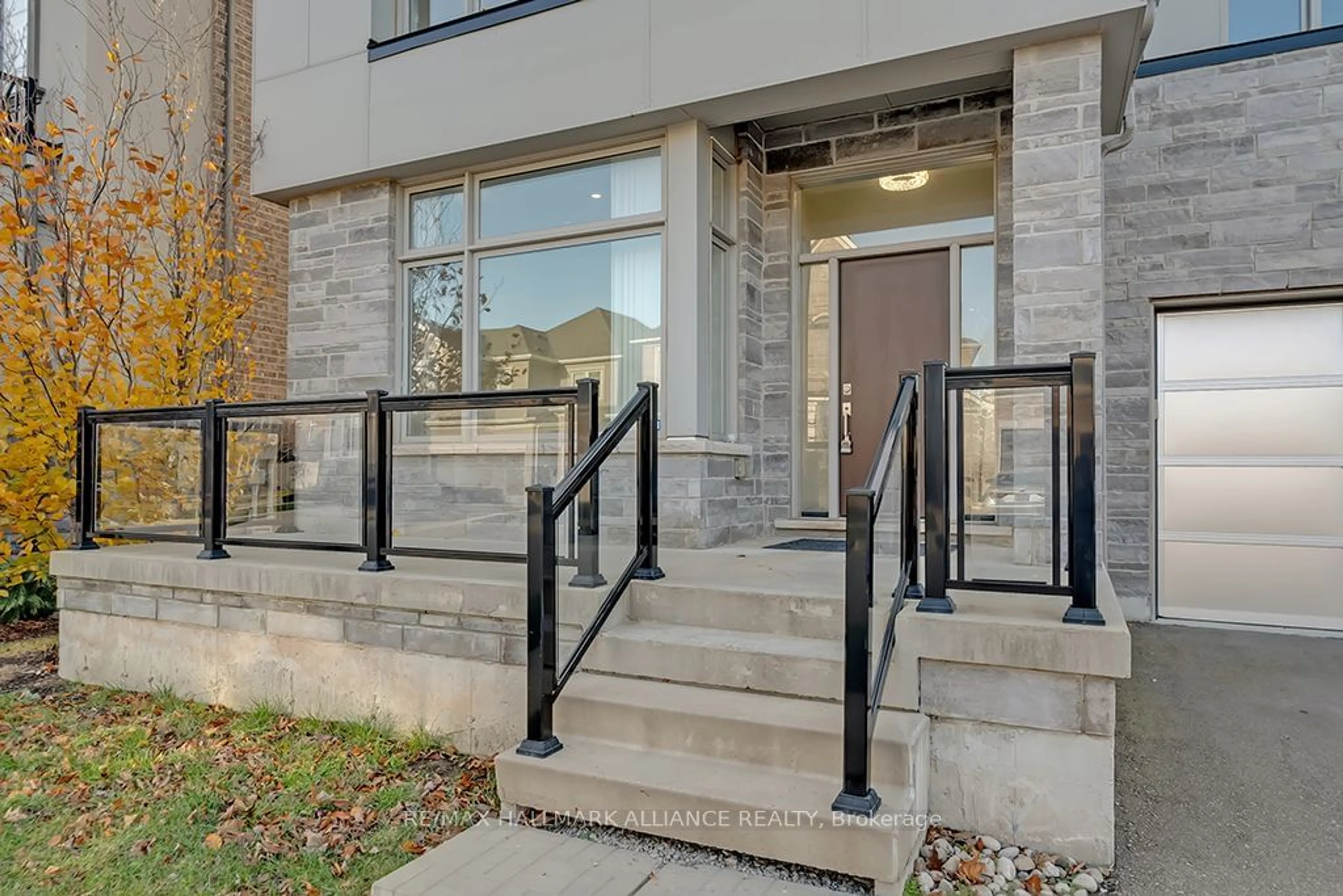 Indoor entryway, cement floor for 3186 Hines Dr, Oakville Ontario L6M 0Z9