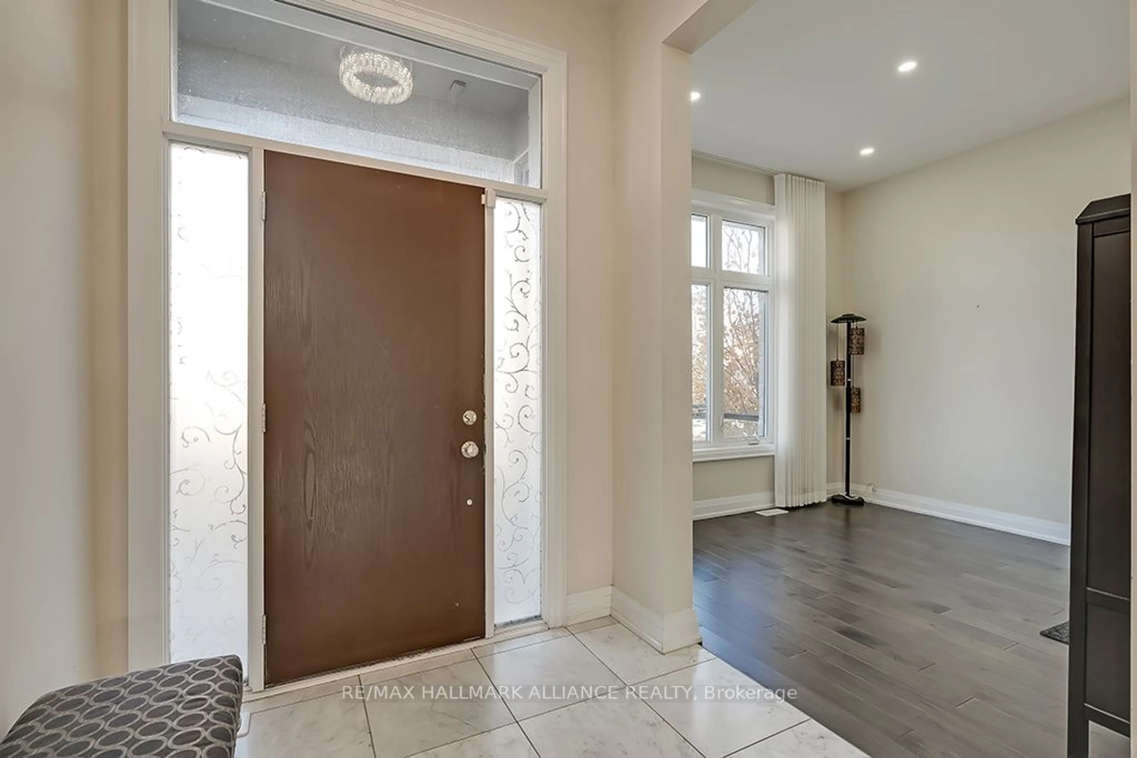 Indoor entryway, wood floors for 3186 Hines Dr, Oakville Ontario L6M 0Z9