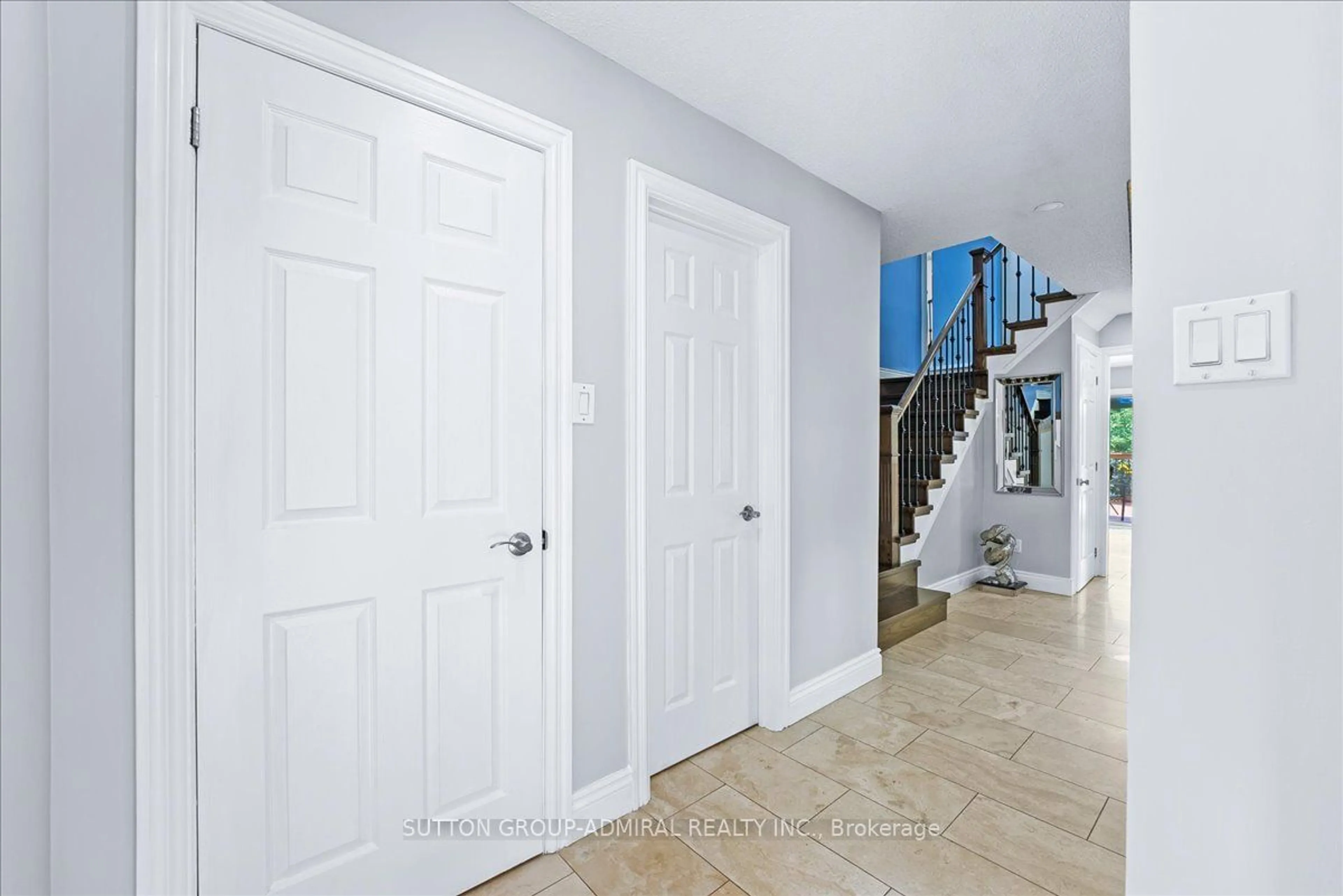 Indoor entryway, wood floors for 2840 Tradewind Dr, Mississauga Ontario L5N 6L1