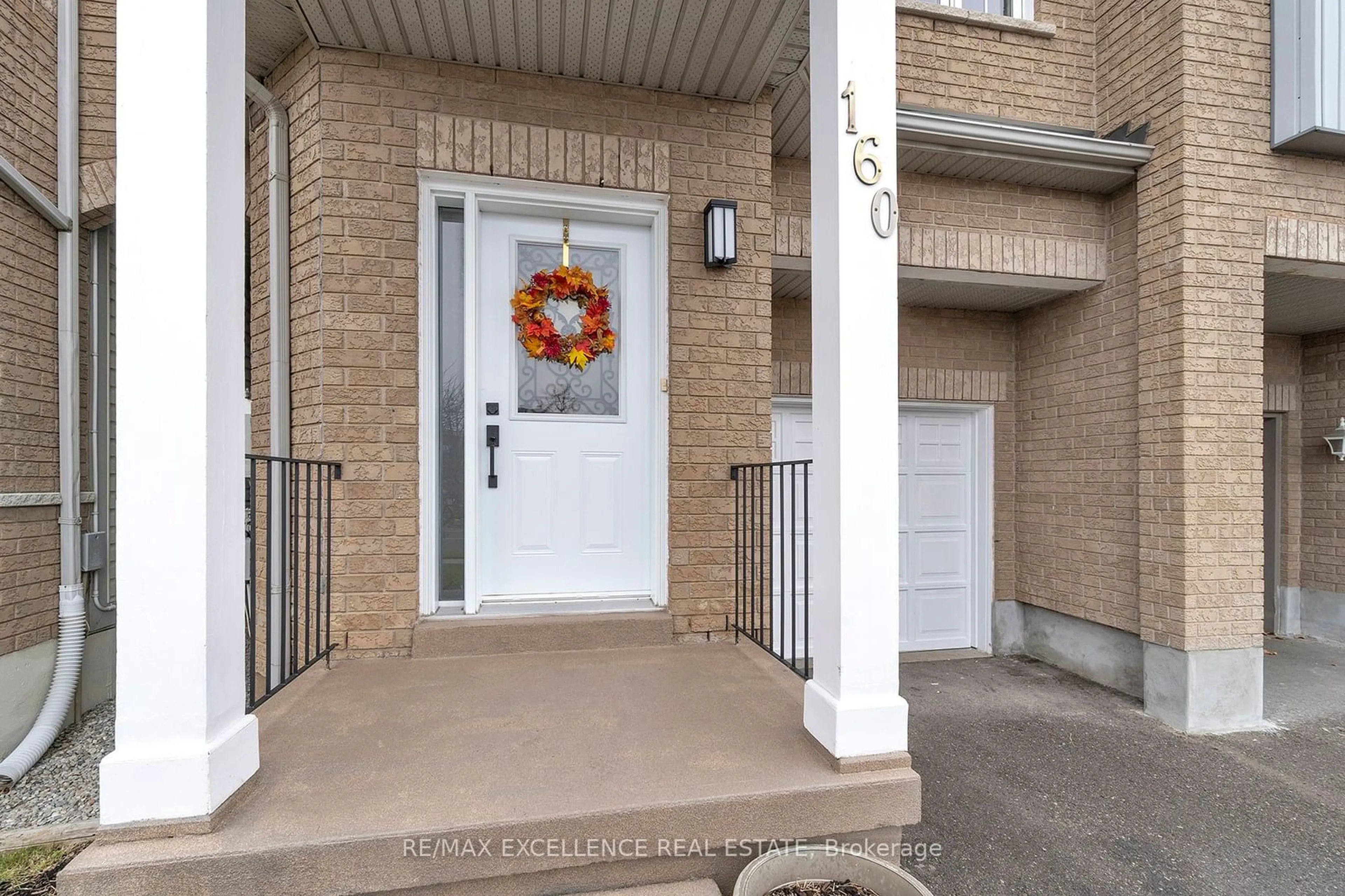 Indoor entryway, wood floors for 160 Marycroft Crt, Brampton Ontario L7A 2G2