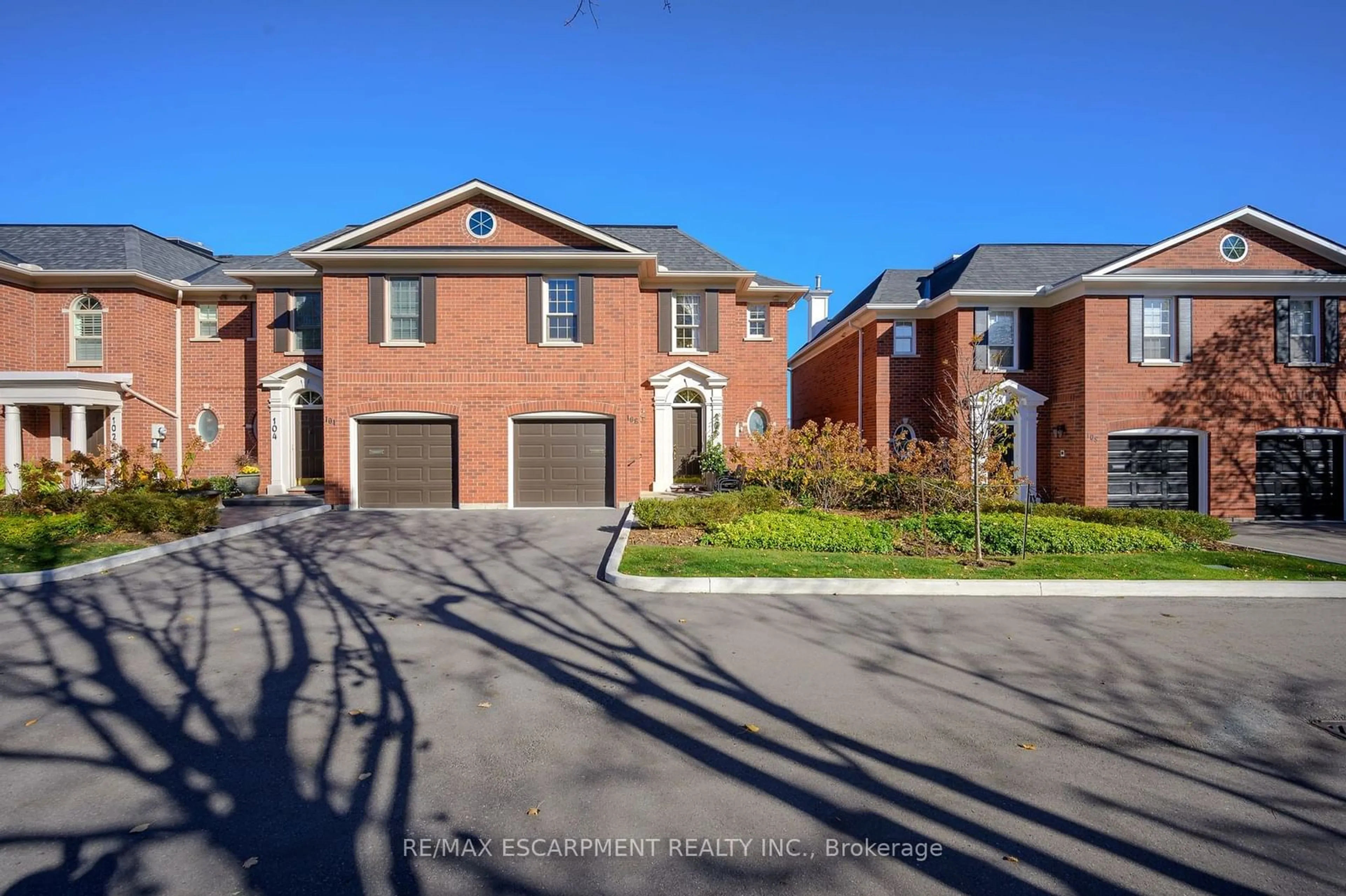 A pic from exterior of the house or condo, the street view for 106 Fairwood Pl, Burlington Ontario L7T 4B6