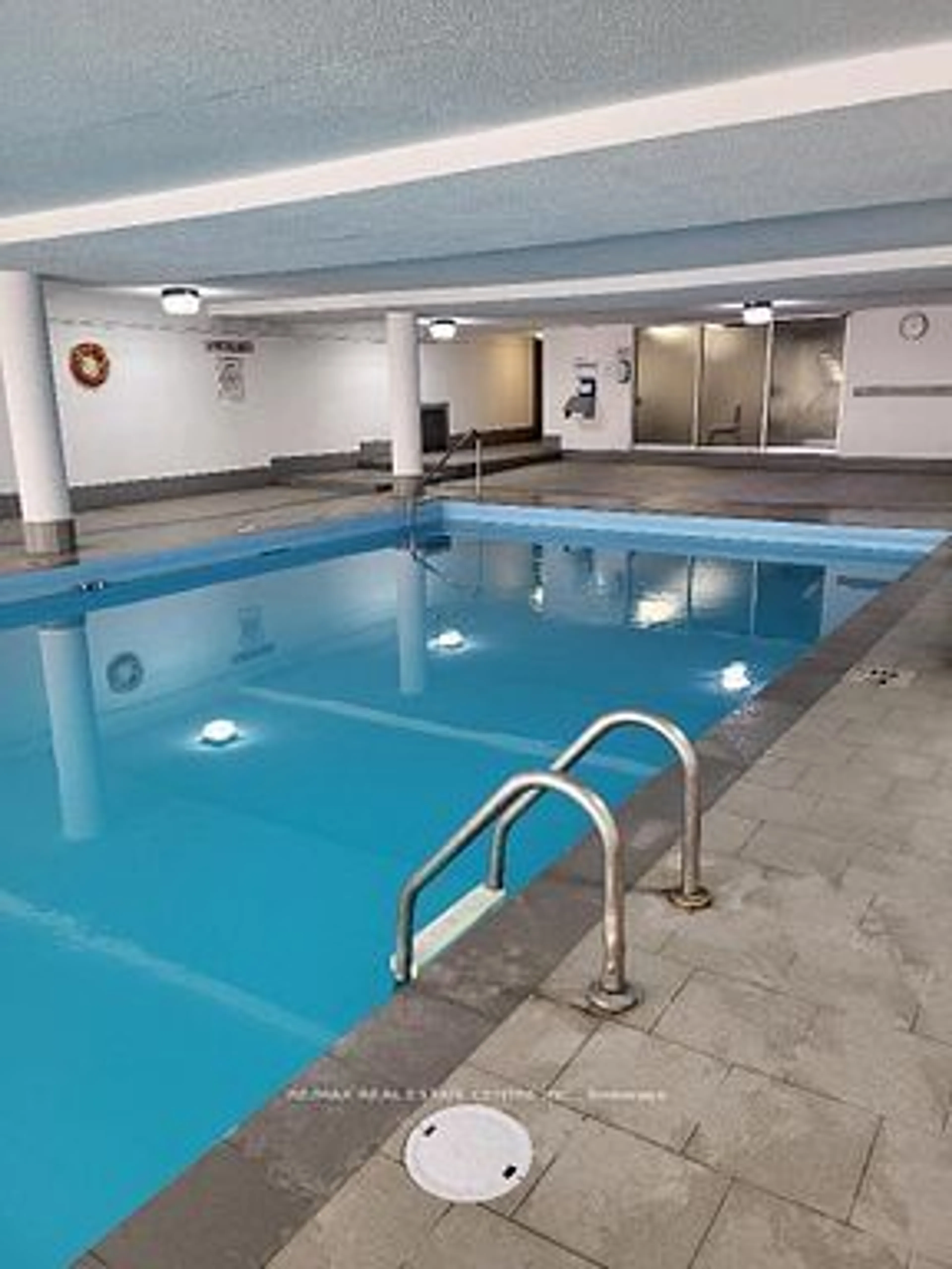 Indoor or outdoor pool for 2095 Roche Crt #124, Mississauga Ontario L5K 2C8