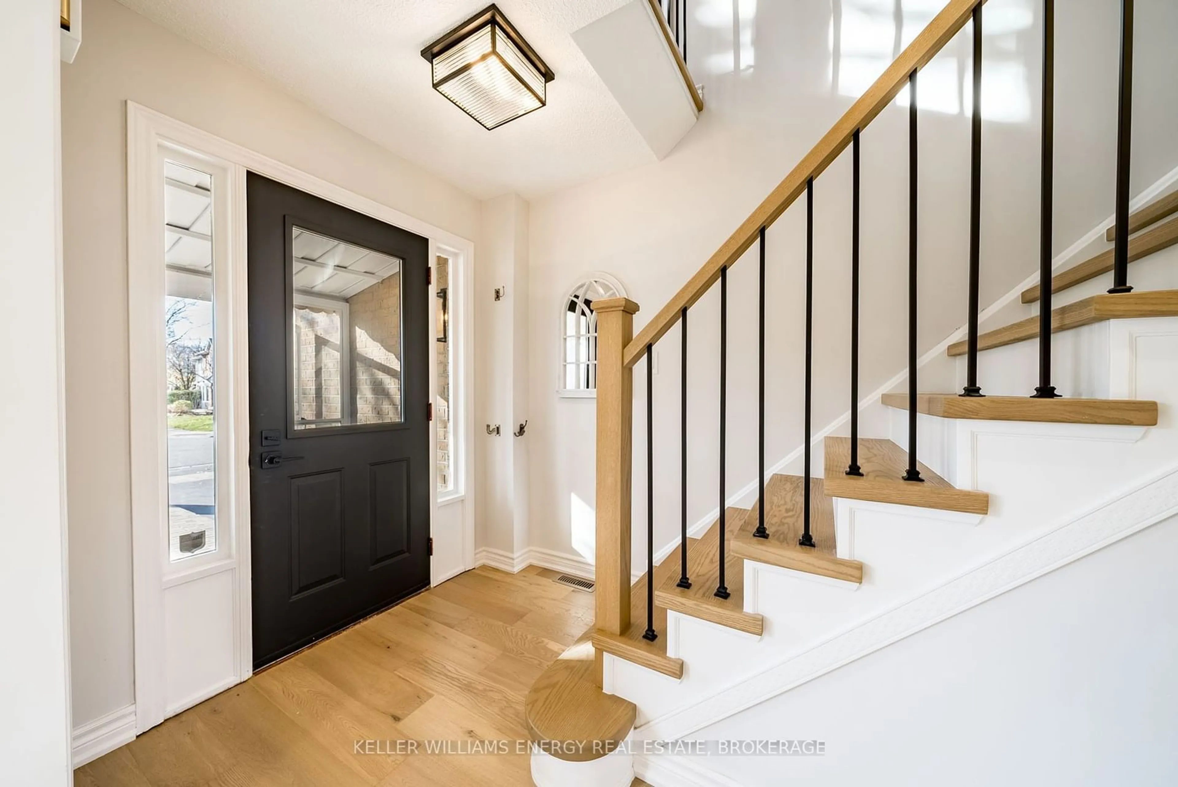 Indoor entryway, wood floors for 141 Speyside Dr, Oakville Ontario L6L 5Y1