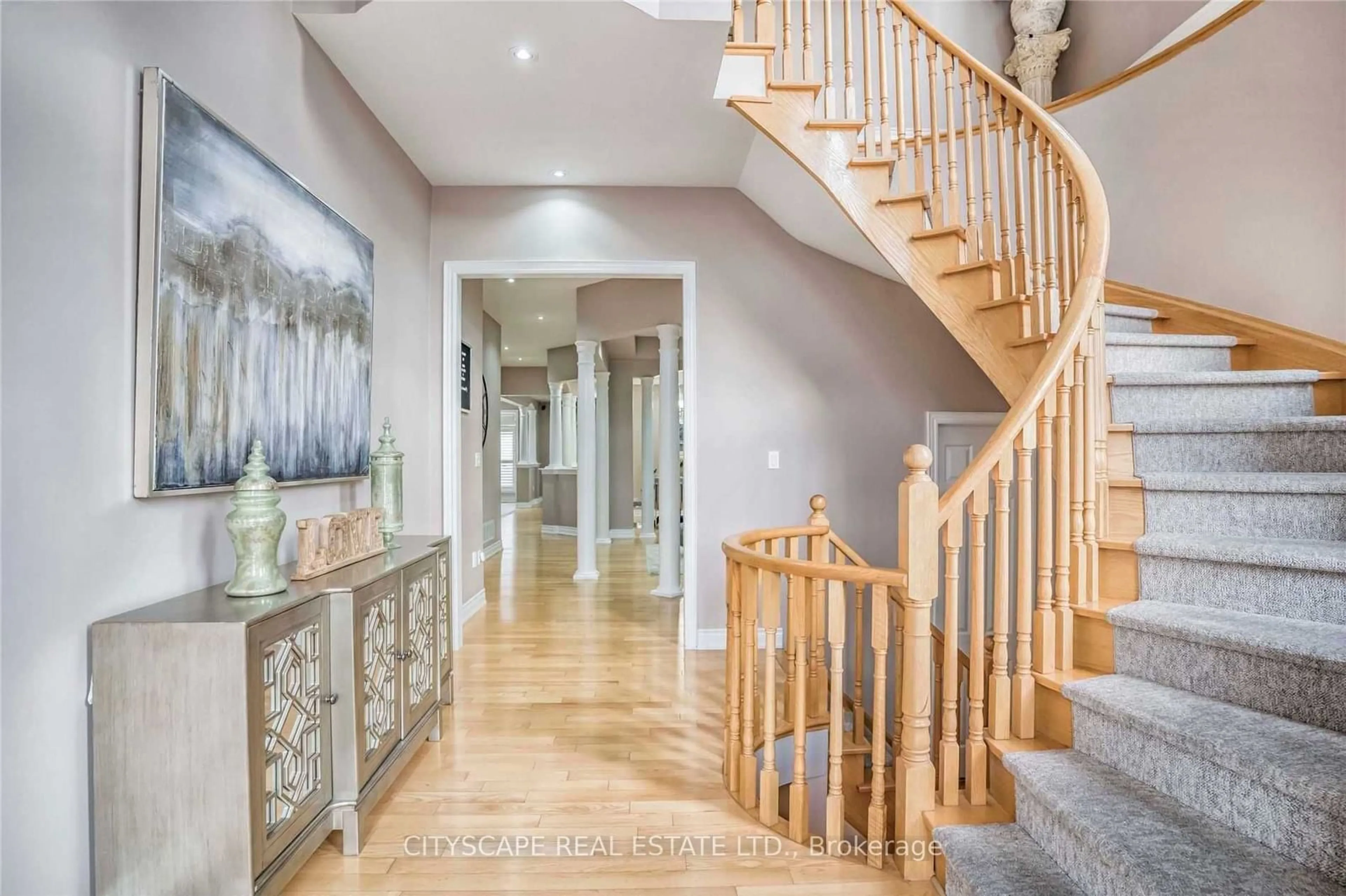 Indoor entryway, wood floors for 3274 Erin Centre Blvd, Mississauga Ontario L5M 0K9