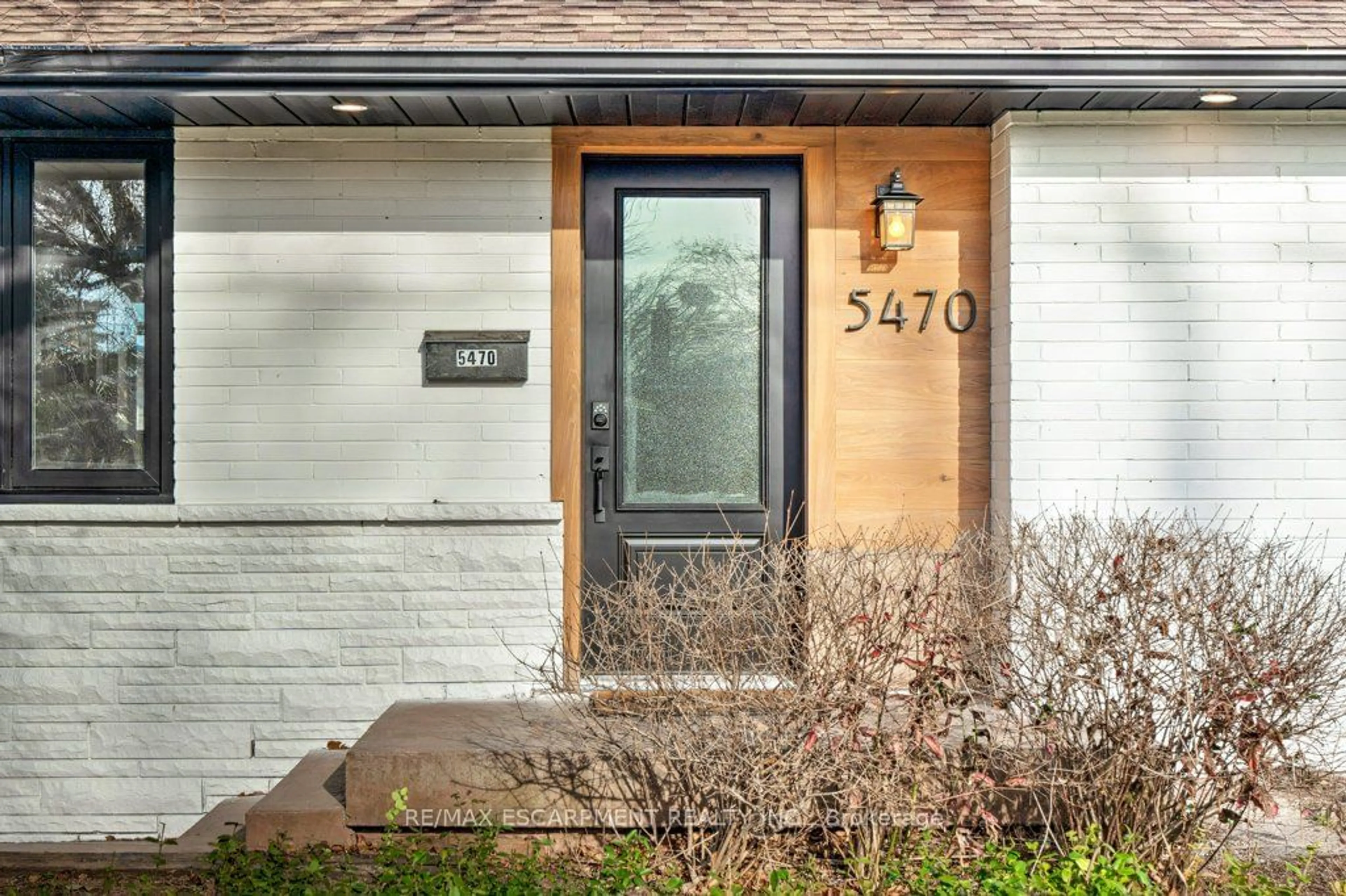 Indoor entryway, wood floors for 5470 Randolph Cres, Burlington Ontario L7L 3C5