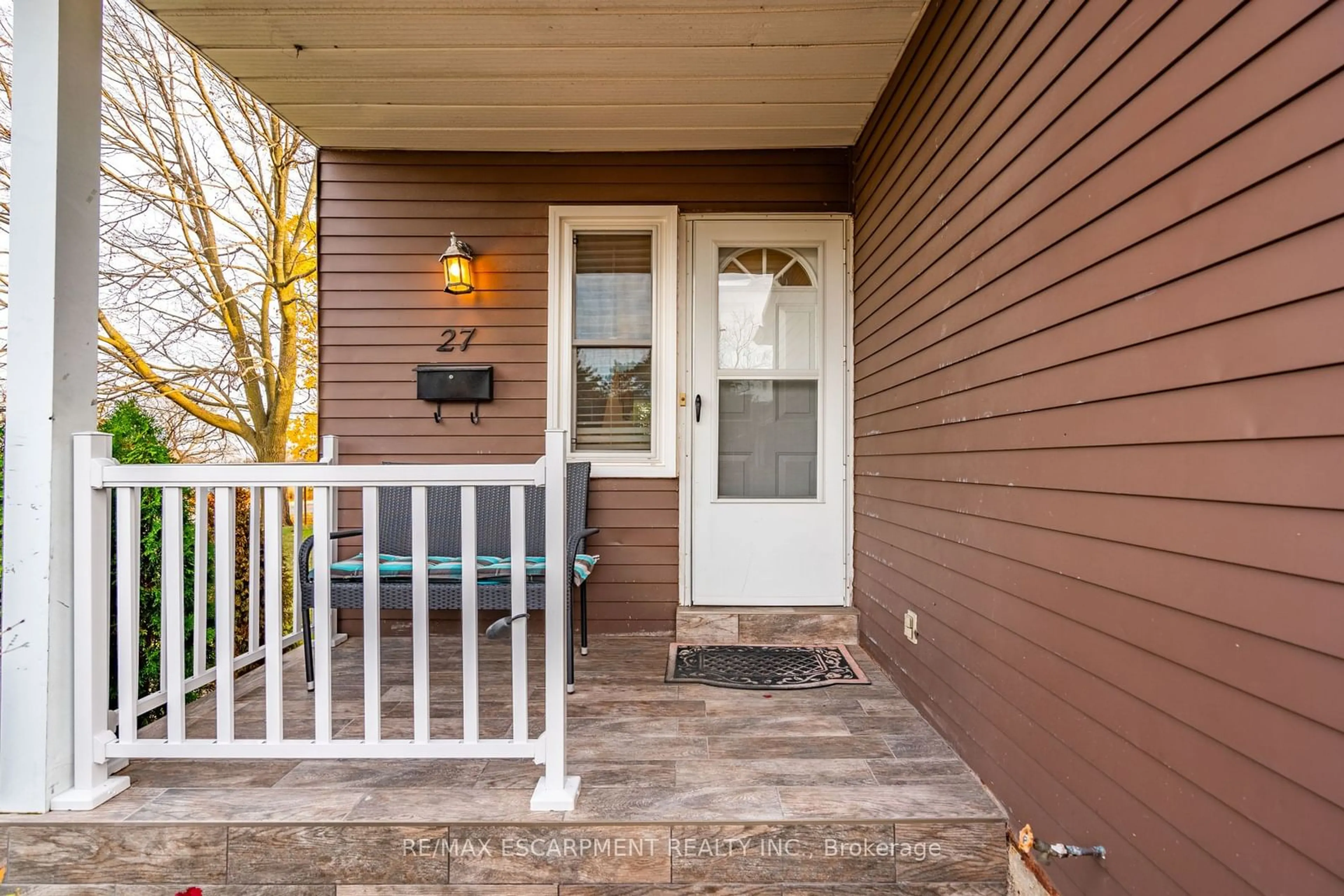 Indoor entryway, wood floors for 2185 Fairchild Blvd #27, Burlington Ontario L7P 3P6