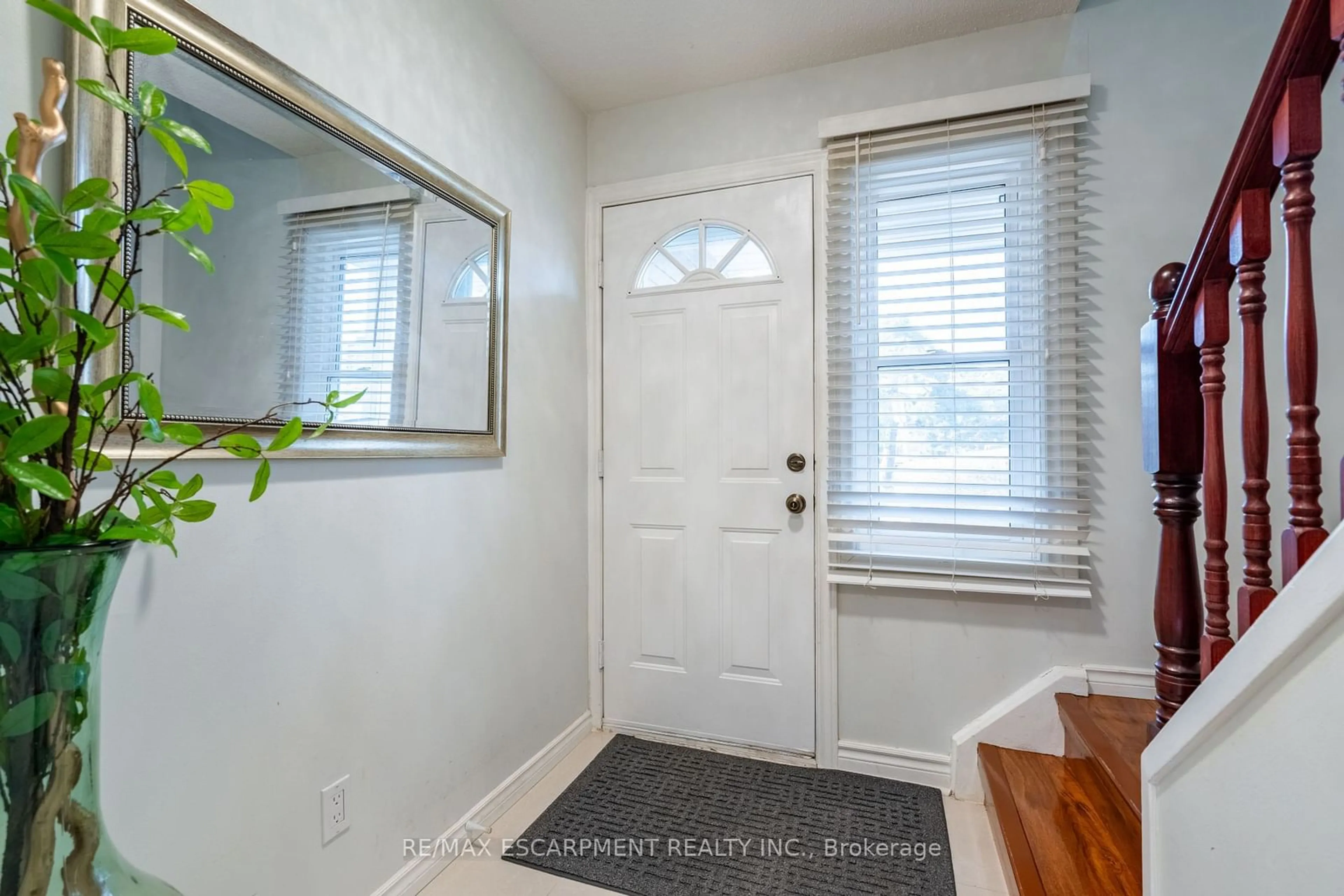 Indoor entryway, wood floors for 2185 Fairchild Blvd #27, Burlington Ontario L7P 3P6