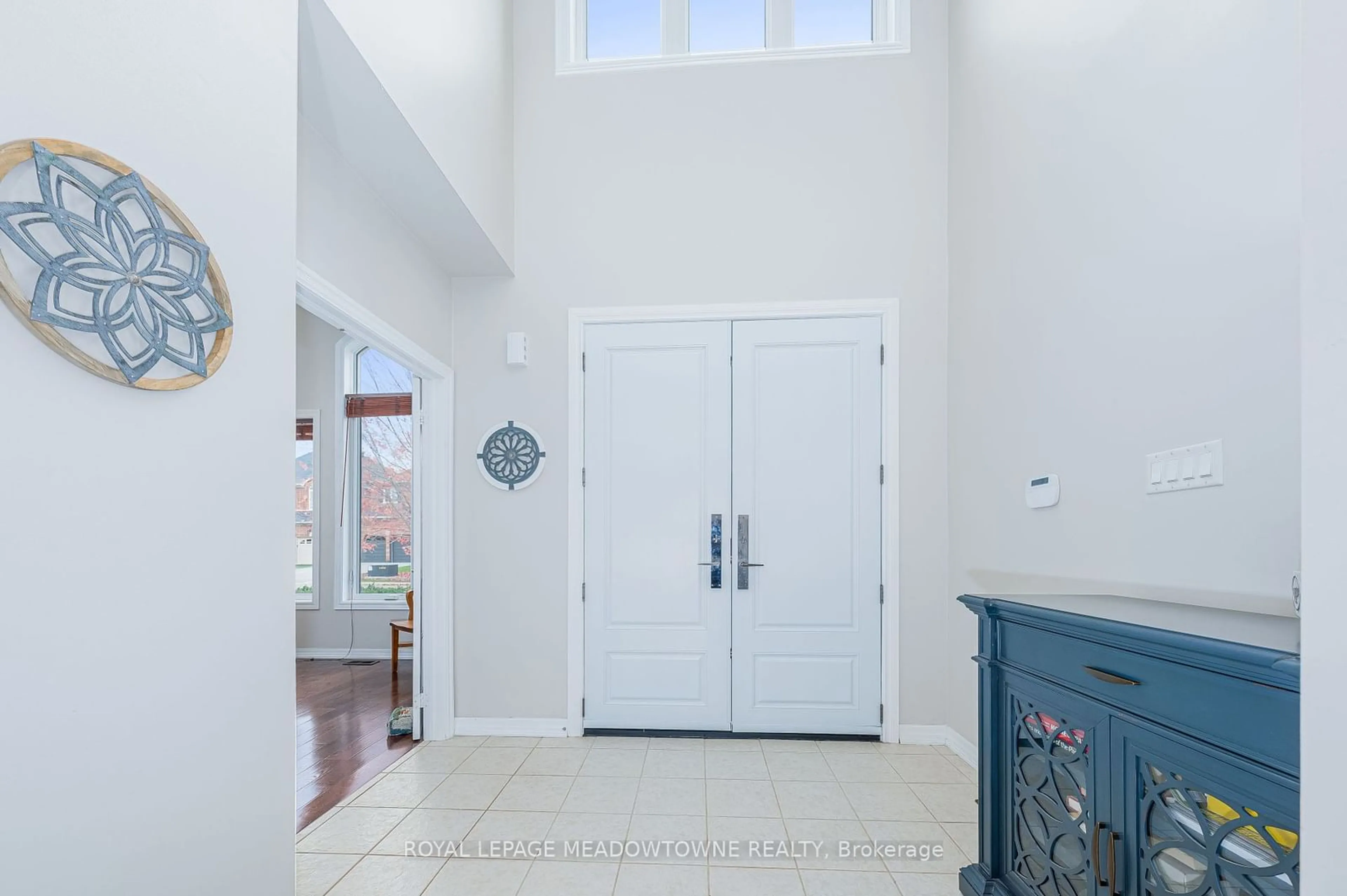 Indoor entryway, wood floors for 10 Orchid Ave, Halton Hills Ontario L7G 6L7