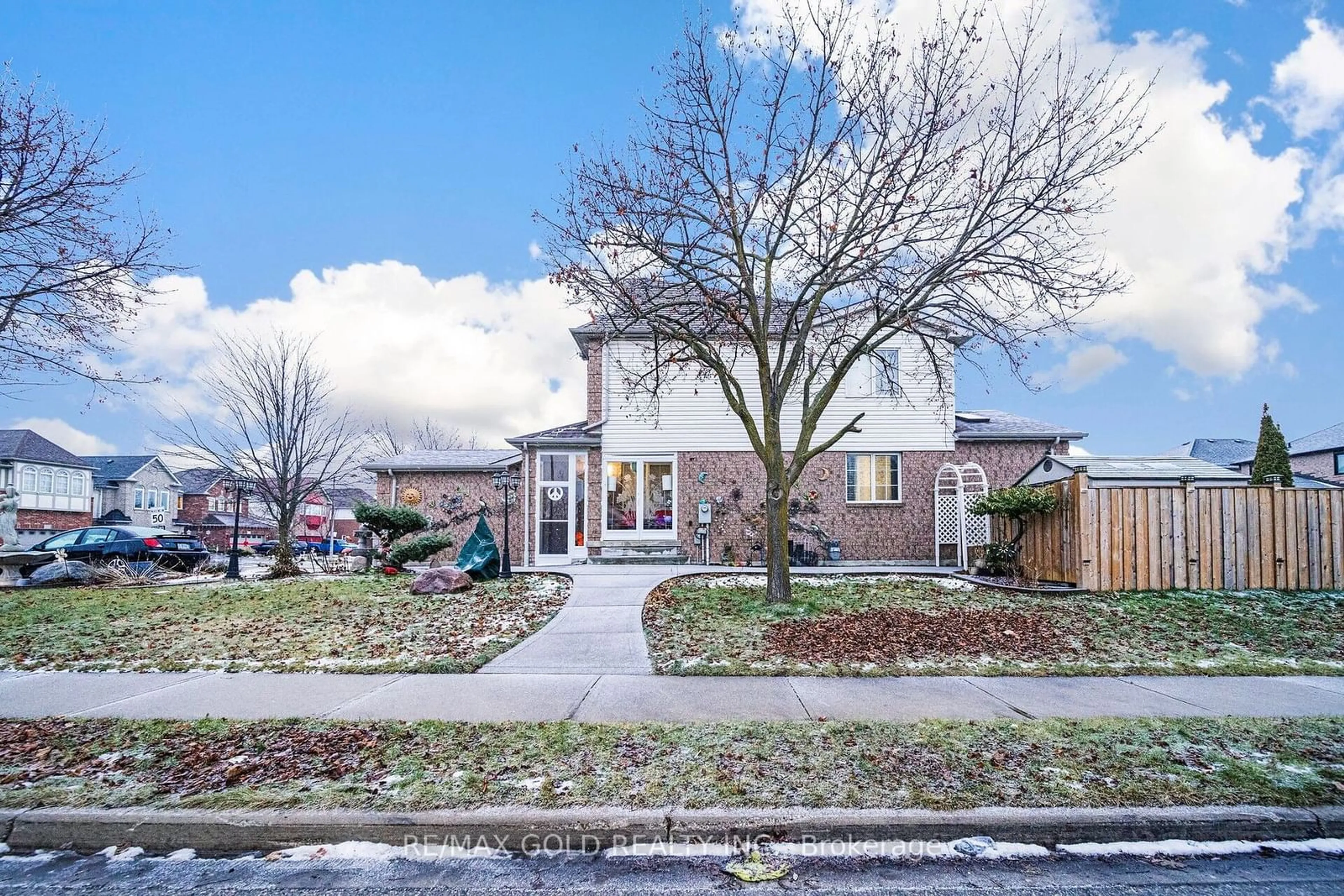 A pic from outside/outdoor area/front of a property/back of a property/a pic from drone, street for 75 Larkspur Rd, Brampton Ontario L6R 1X2