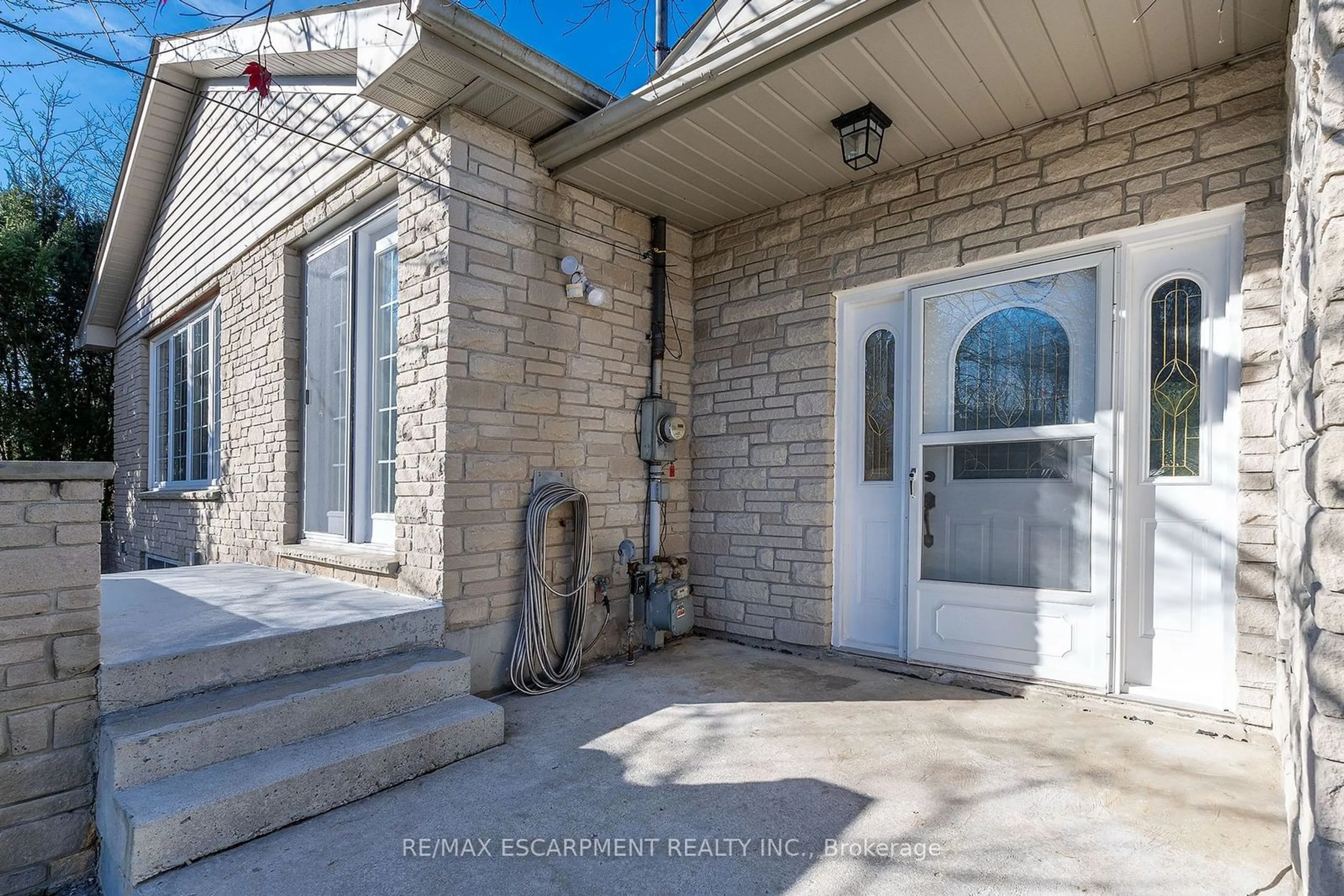 A pic from exterior of the house or condo, the front or back of building for 2005 KILBRIDE St, Burlington Ontario L7P 0H3