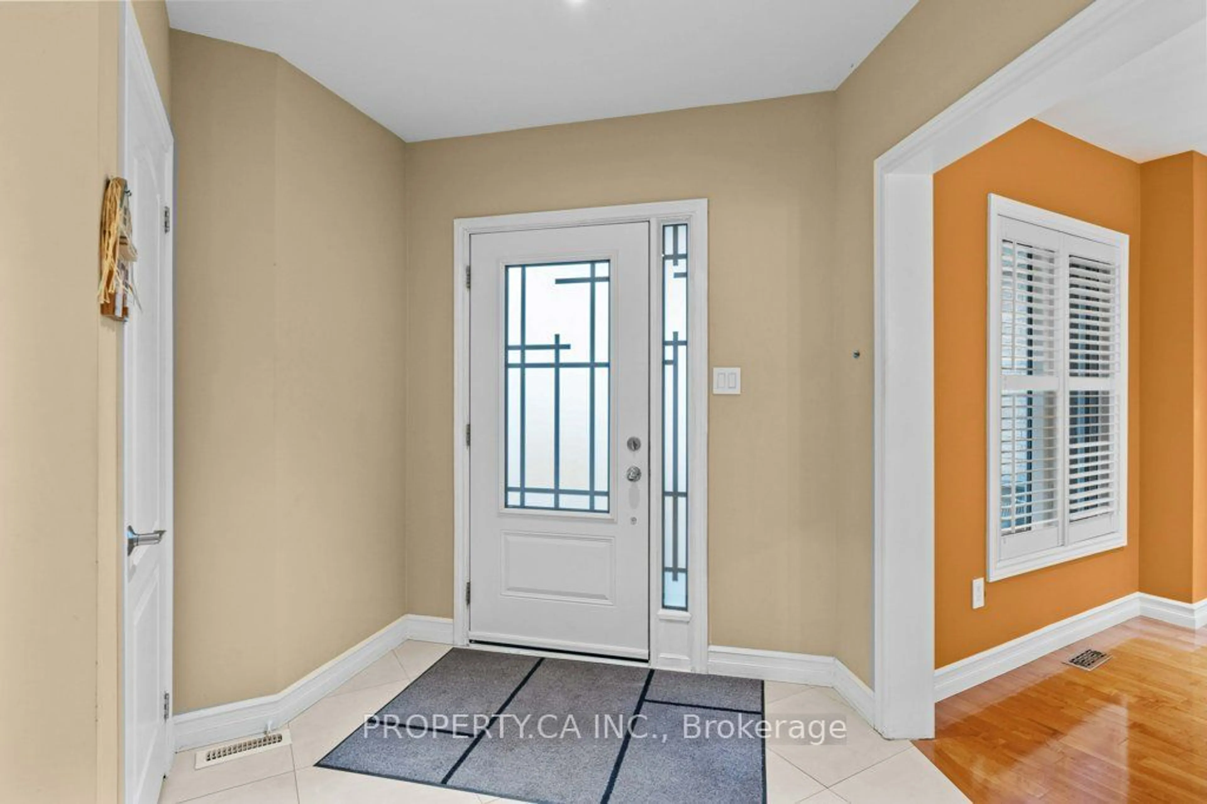 Indoor entryway, wood floors for 883 Mantle Cres, Mississauga Ontario L5V 2G4