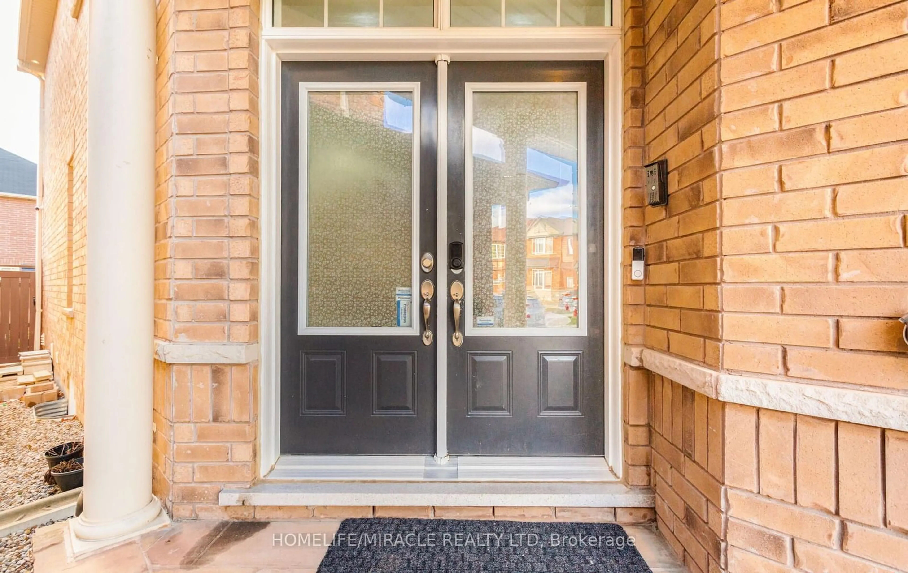 Indoor entryway, wood floors for 35 Killick Rd, Brampton Ontario L7A 0Y4