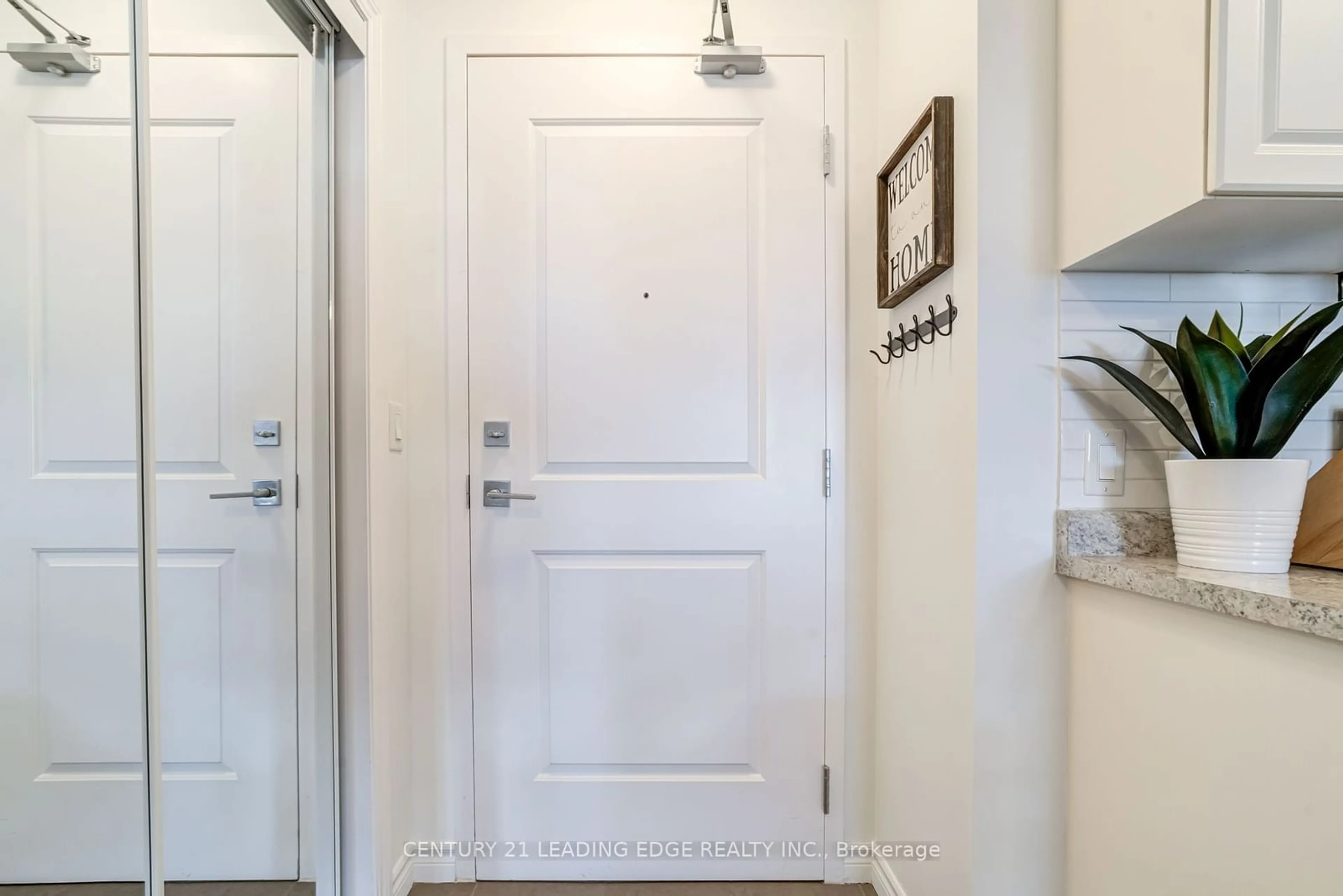 Indoor entryway, wood floors for 2490 Old Bronte Rd #310, Oakville Ontario L6M 0Y5