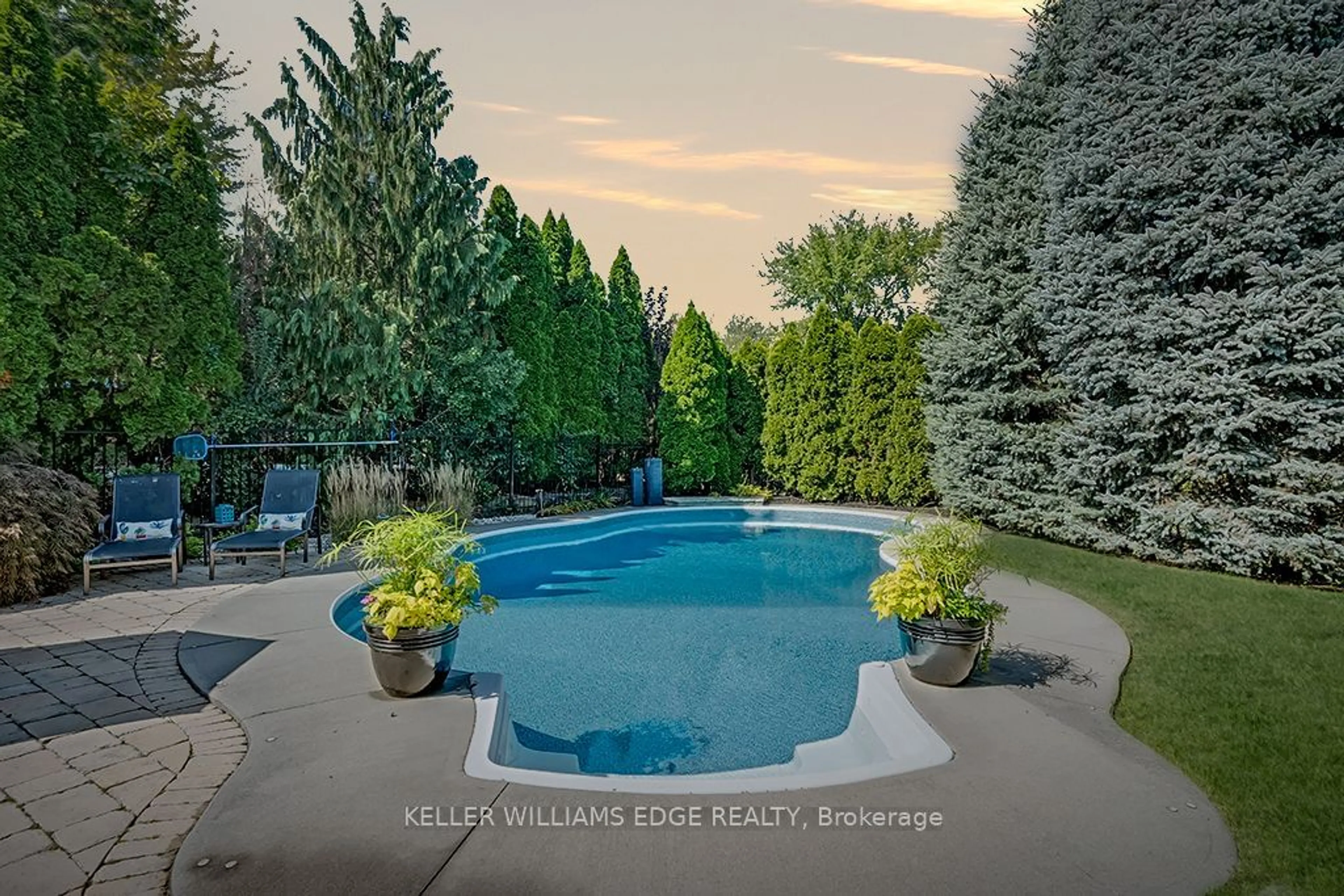 Indoor or outdoor pool for 1407 Bayshire Dr, Oakville Ontario L6H 6E8