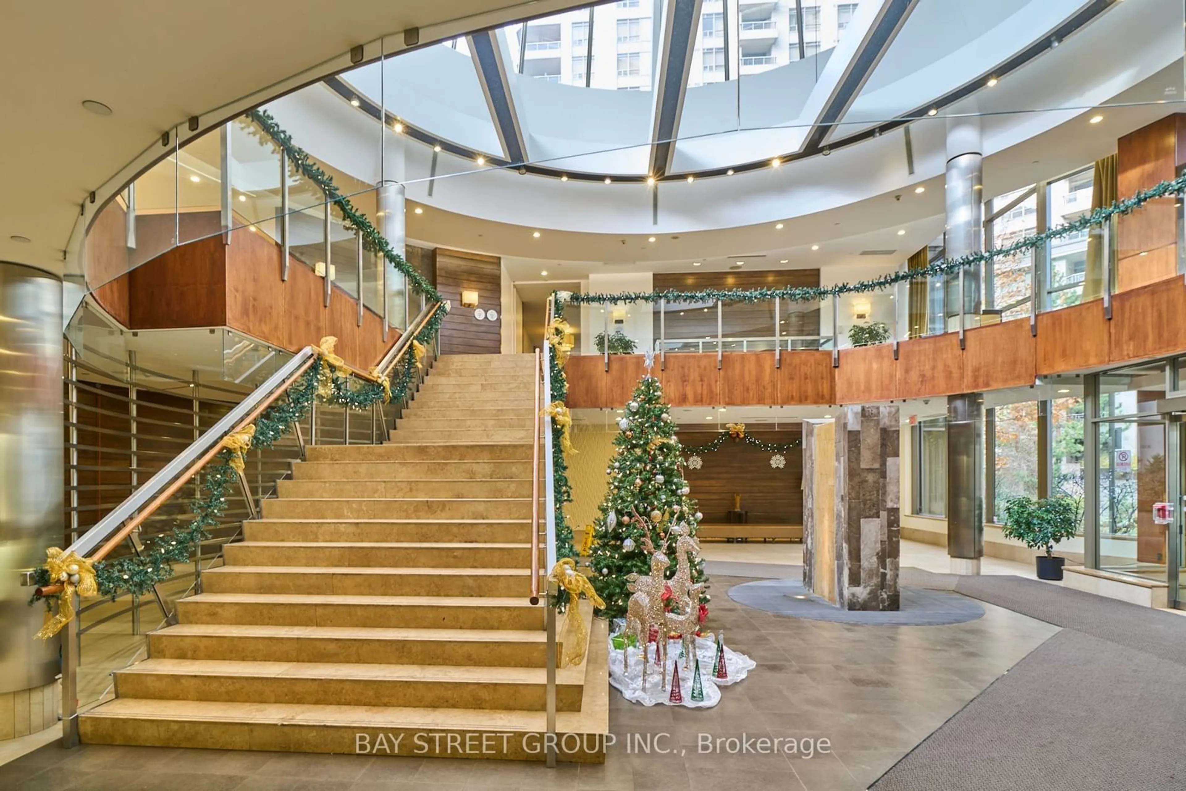 Indoor lobby for 3880 Duke Of York Blvd #1114, Mississauga Ontario L5B 4M7