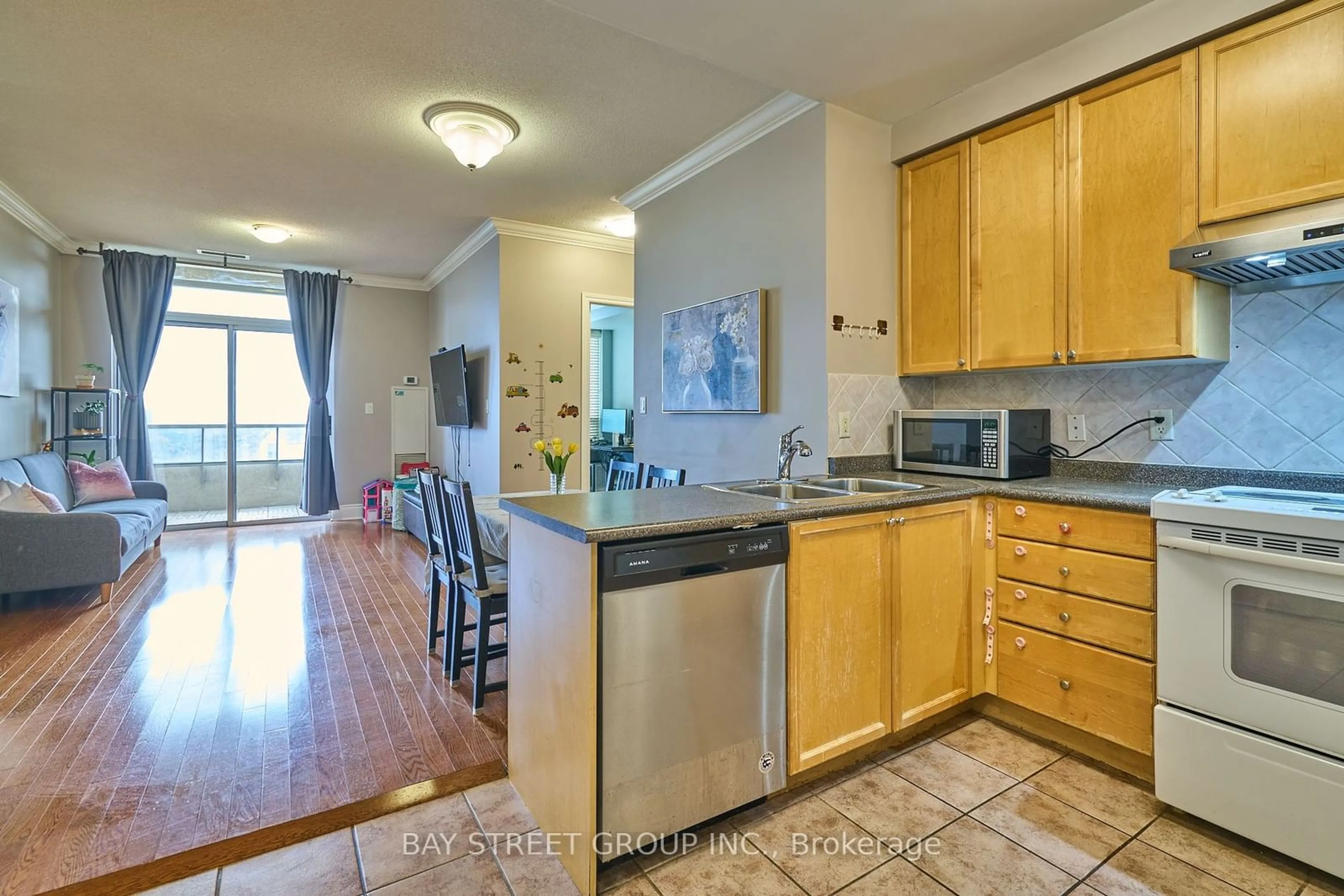 Standard kitchen, wood floors, cottage for 3880 Duke Of York Blvd #1114, Mississauga Ontario L5B 4M7