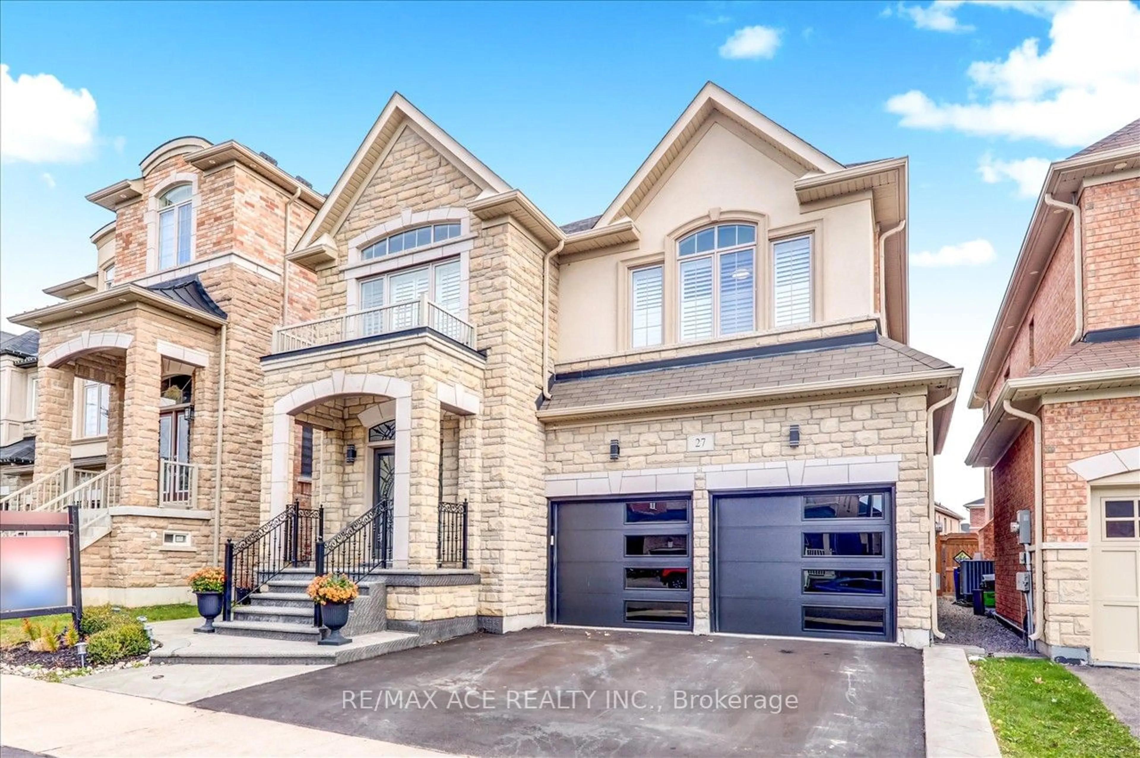 Home with brick exterior material for 27 Fieldstone Lane Ave, Caledon Ontario L7C 4A2