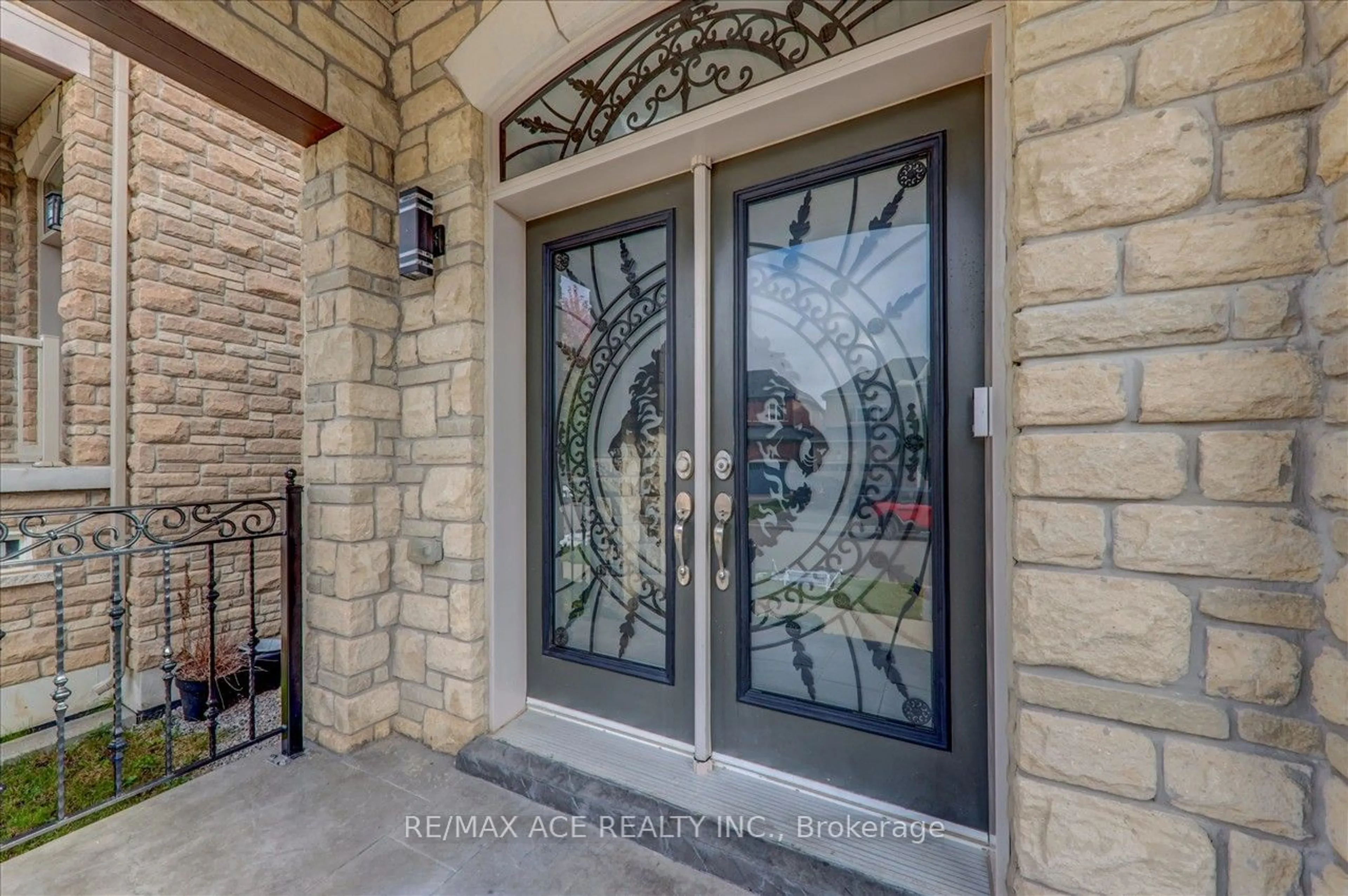 Indoor entryway, ceramic floors for 27 Fieldstone Lane Ave, Caledon Ontario L7C 4A2