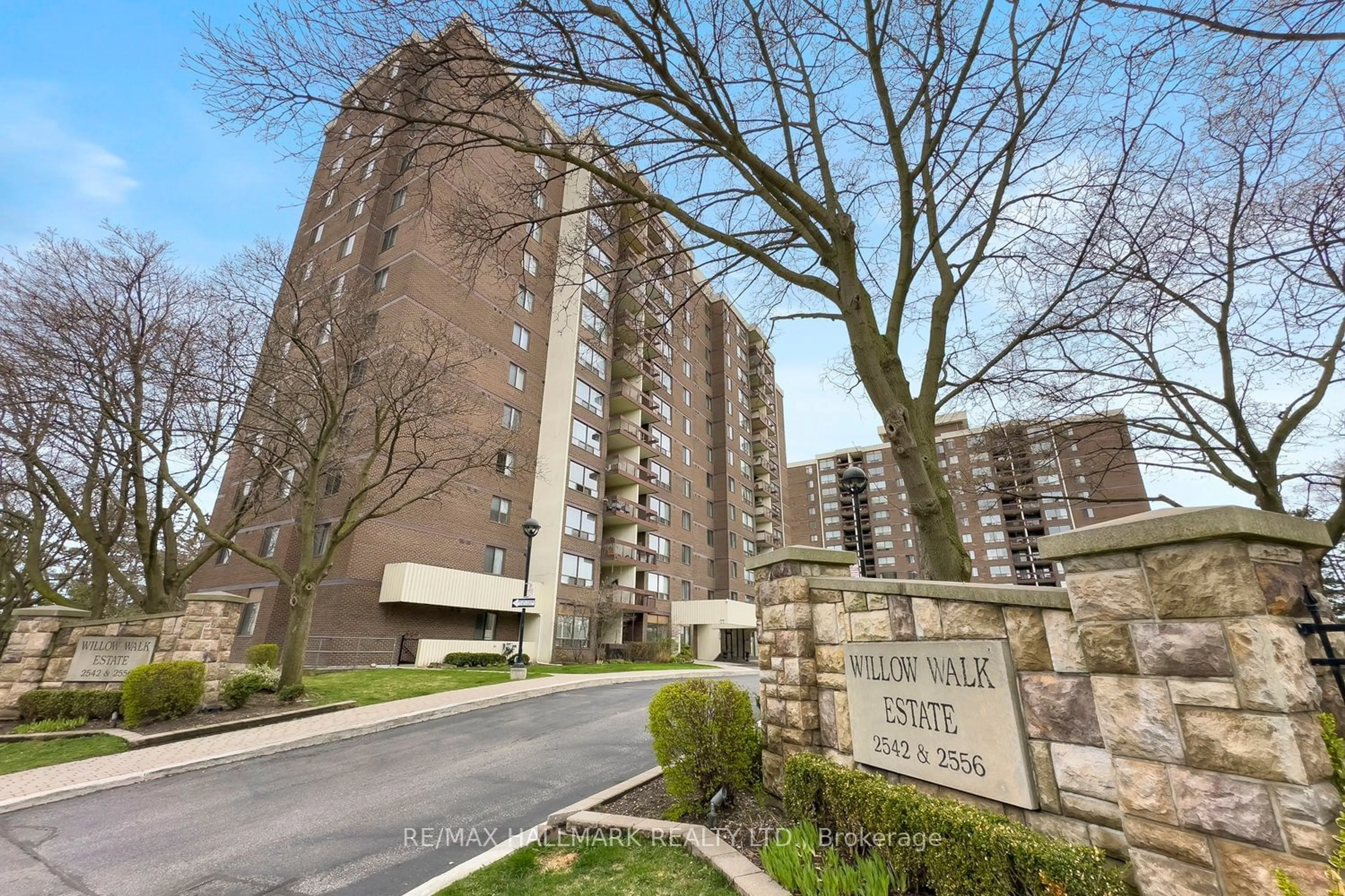 A pic from exterior of the house or condo, the front or back of building for 2542 Argyle Rd #801, Mississauga Ontario L5B 2H5