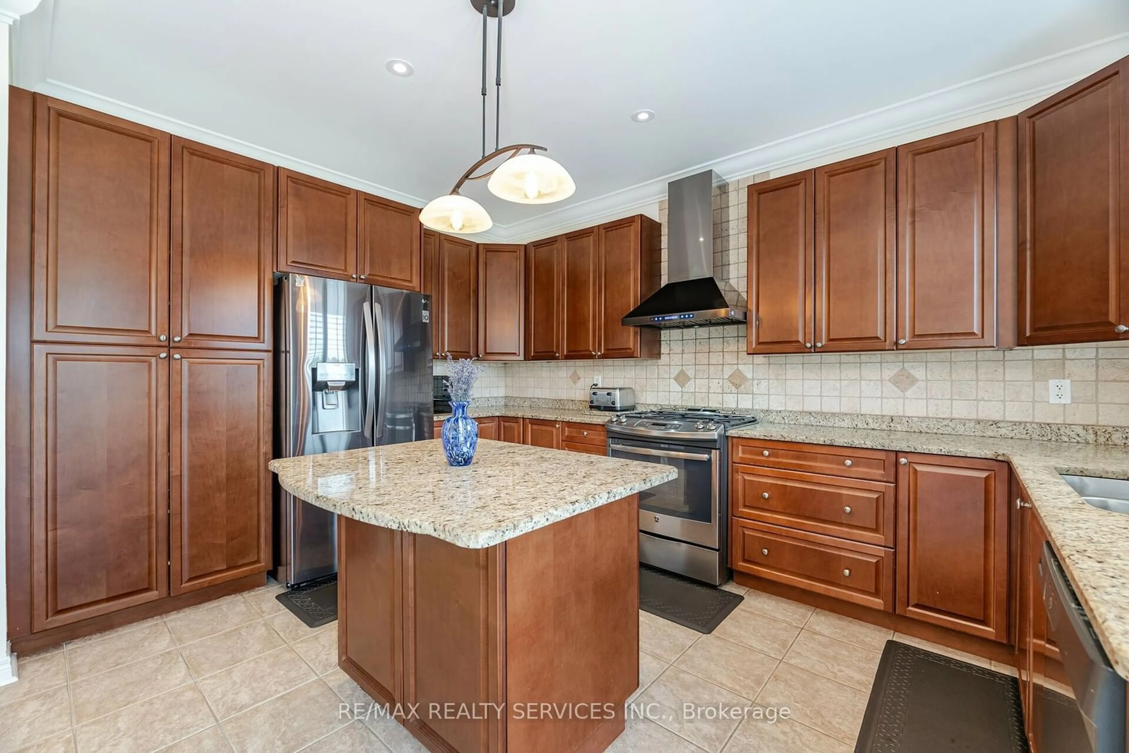 Open concept kitchen for 24 Lightheart Dr, Caledon Ontario L7C 1E3