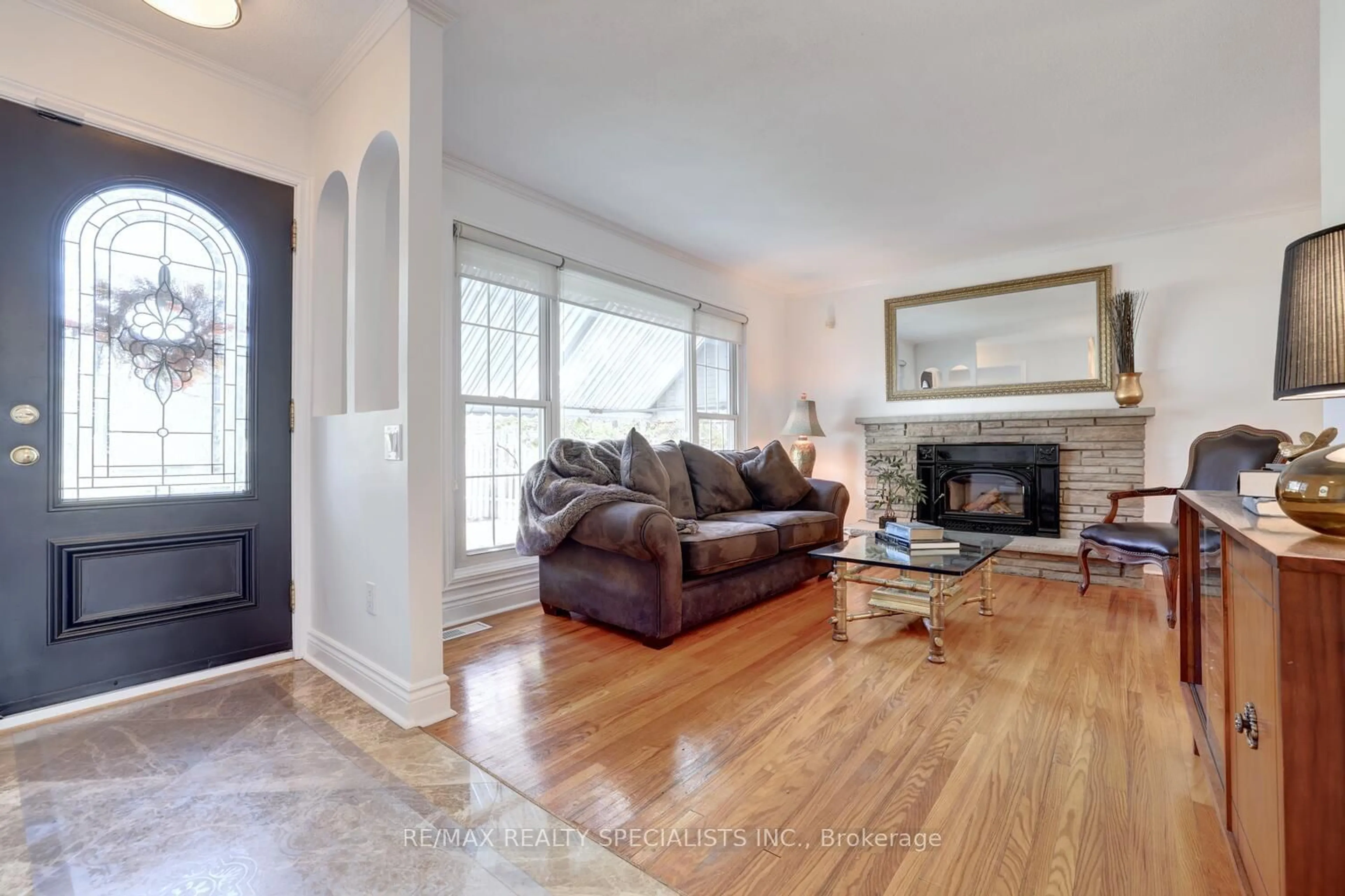 Living room, wood floors for 2633 Liruma Rd, Mississauga Ontario L5K 1Y8