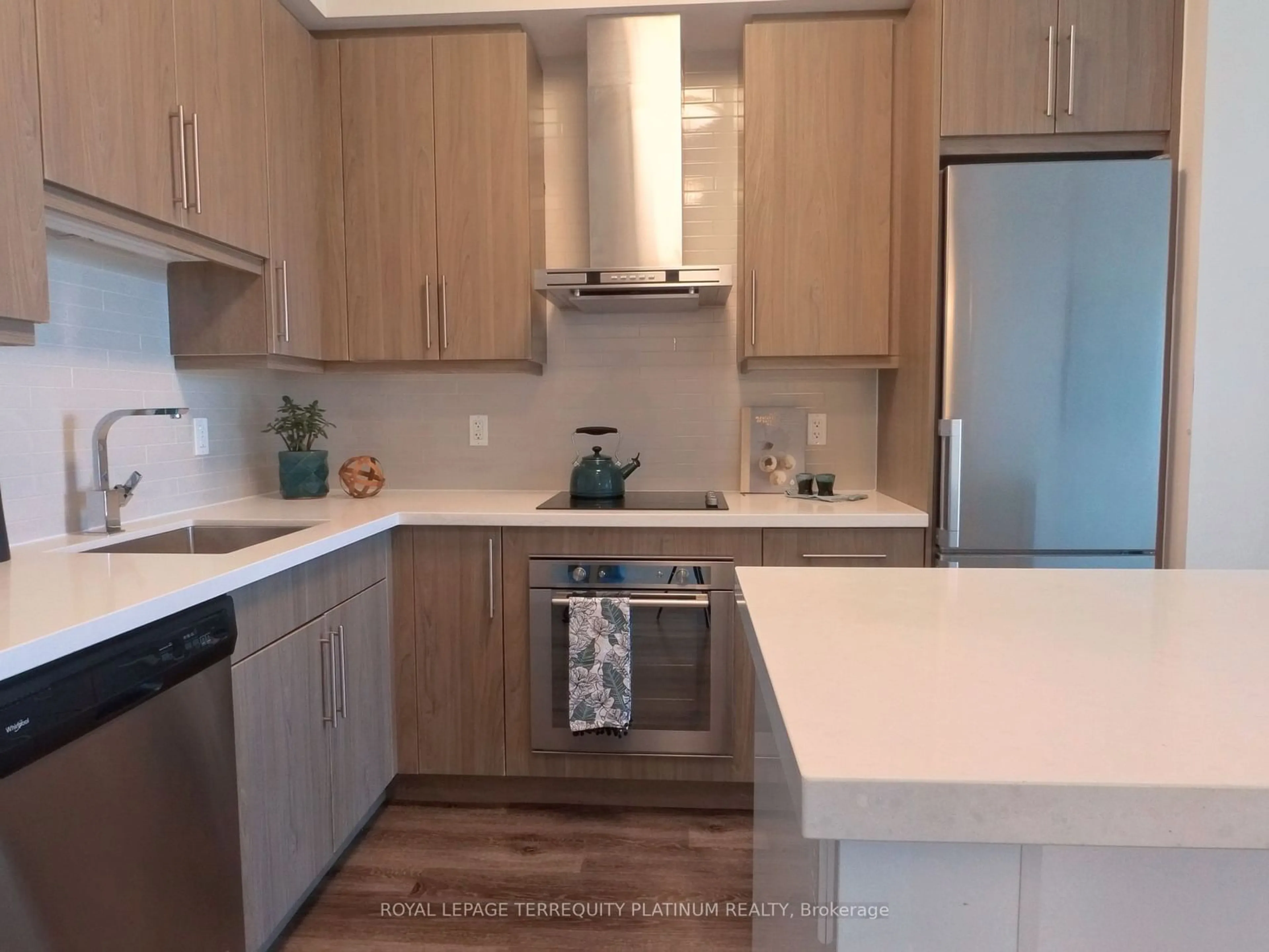 Standard kitchen, wood floors for 2087 Fairview St #2005, Burlington Ontario L7R 2C8