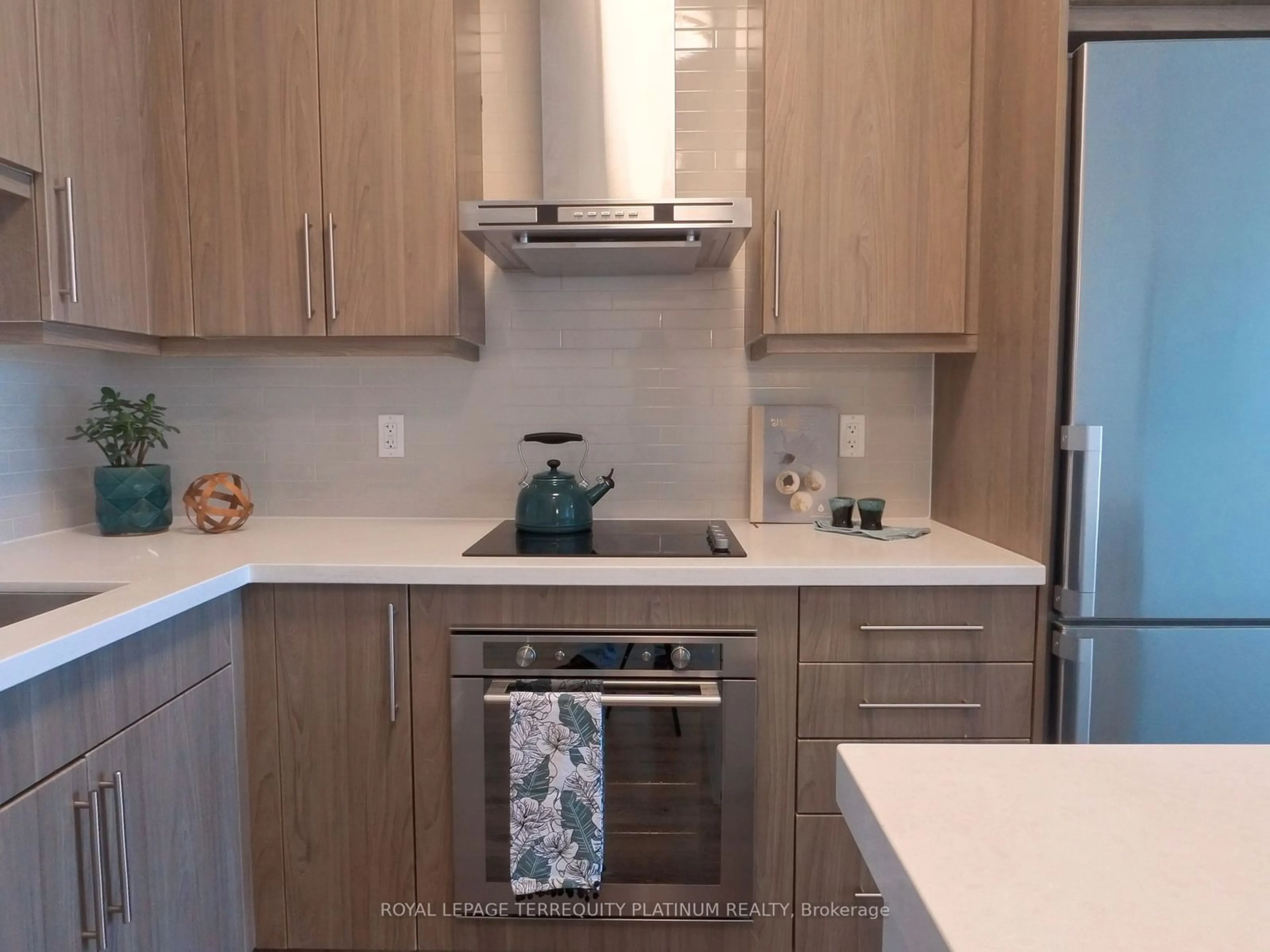 Contemporary kitchen, wood floors for 2087 Fairview St #2005, Burlington Ontario L7R 2C8