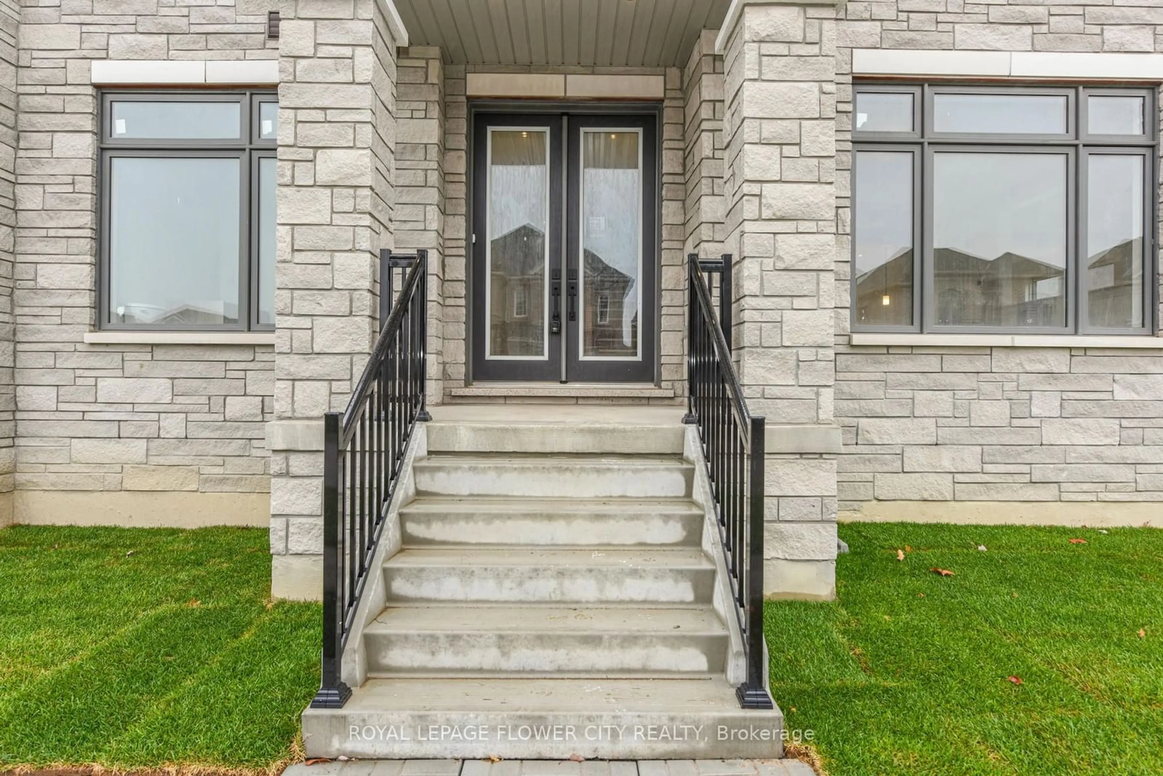 Indoor entryway, carpet floors for 2 Dolomite Dr, Brampton Ontario L6P 4R6