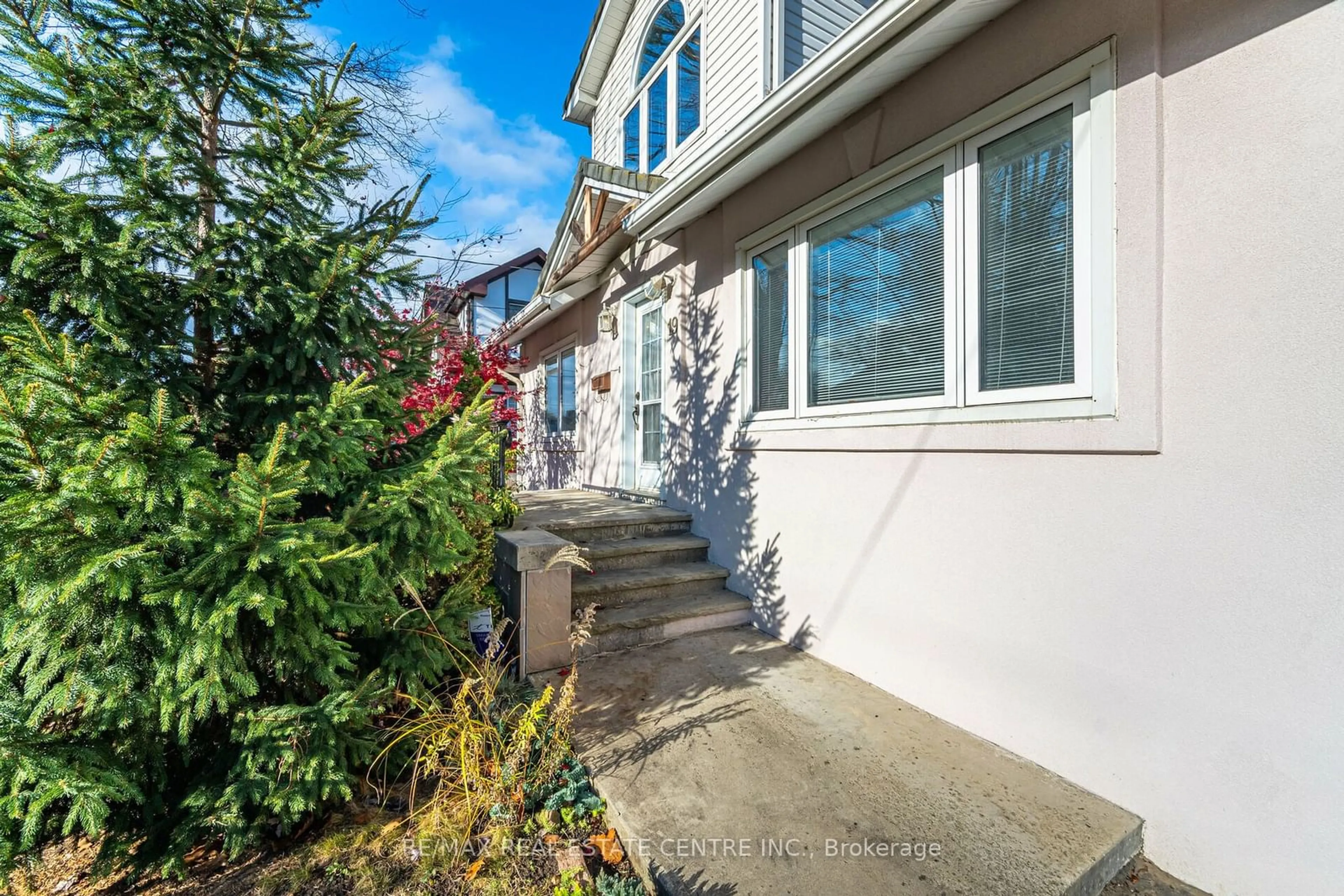 A pic from exterior of the house or condo, the street view for 19 Oakwood Ave, Mississauga Ontario L5G 3L6