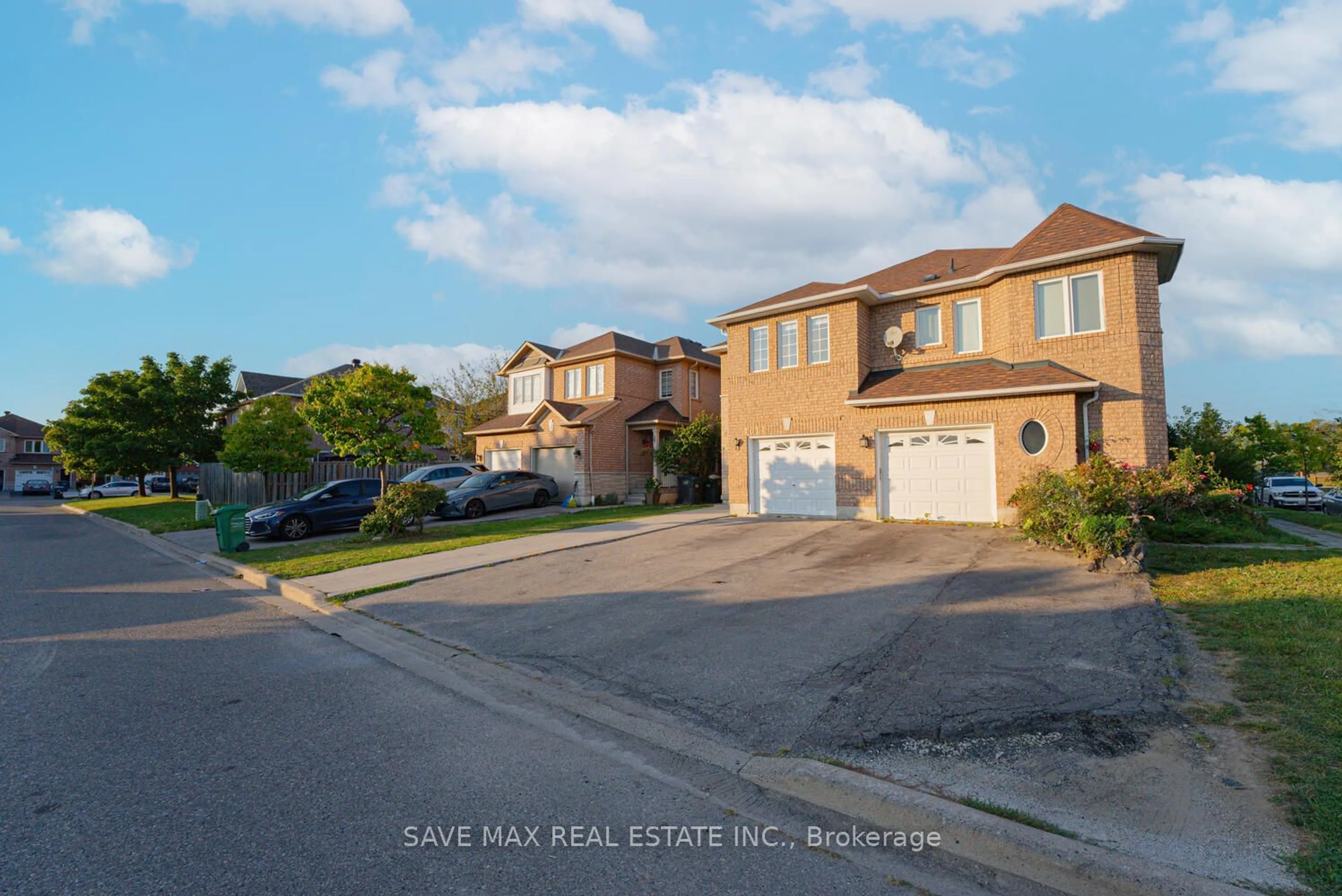 Frontside or backside of a home, the street view for 1014 Foxglove Pl, Mississauga Ontario L5V 2N4