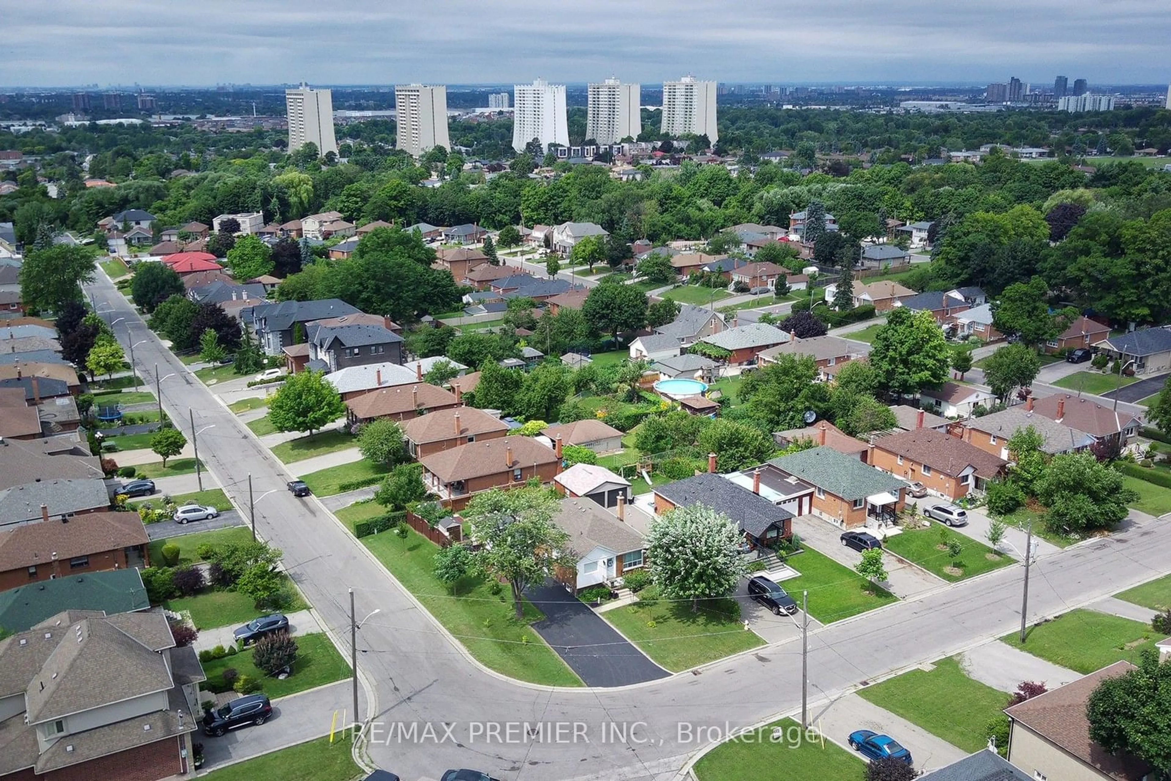 A pic from exterior of the house or condo, the view of city buildings for 12 Forthbridge Cres, Toronto Ontario M3M 2A1