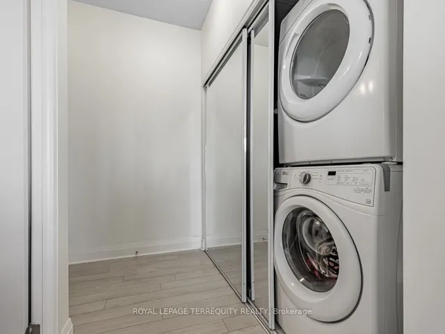 Additional property image - 15 Zorra St Unit 607