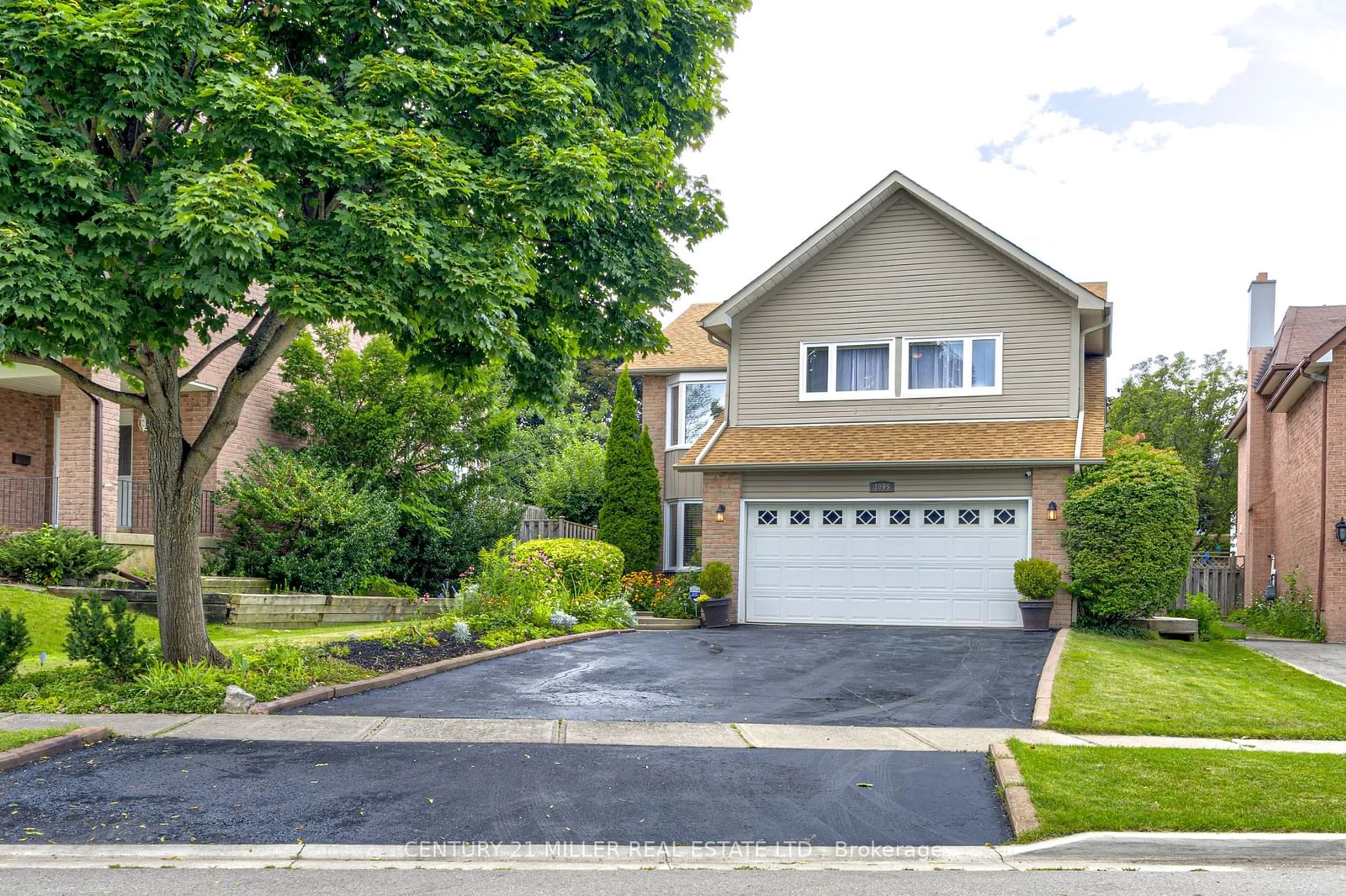 Frontside or backside of a home, the street view for 1095 Queens Ave, Oakville Ontario L6H 4K9