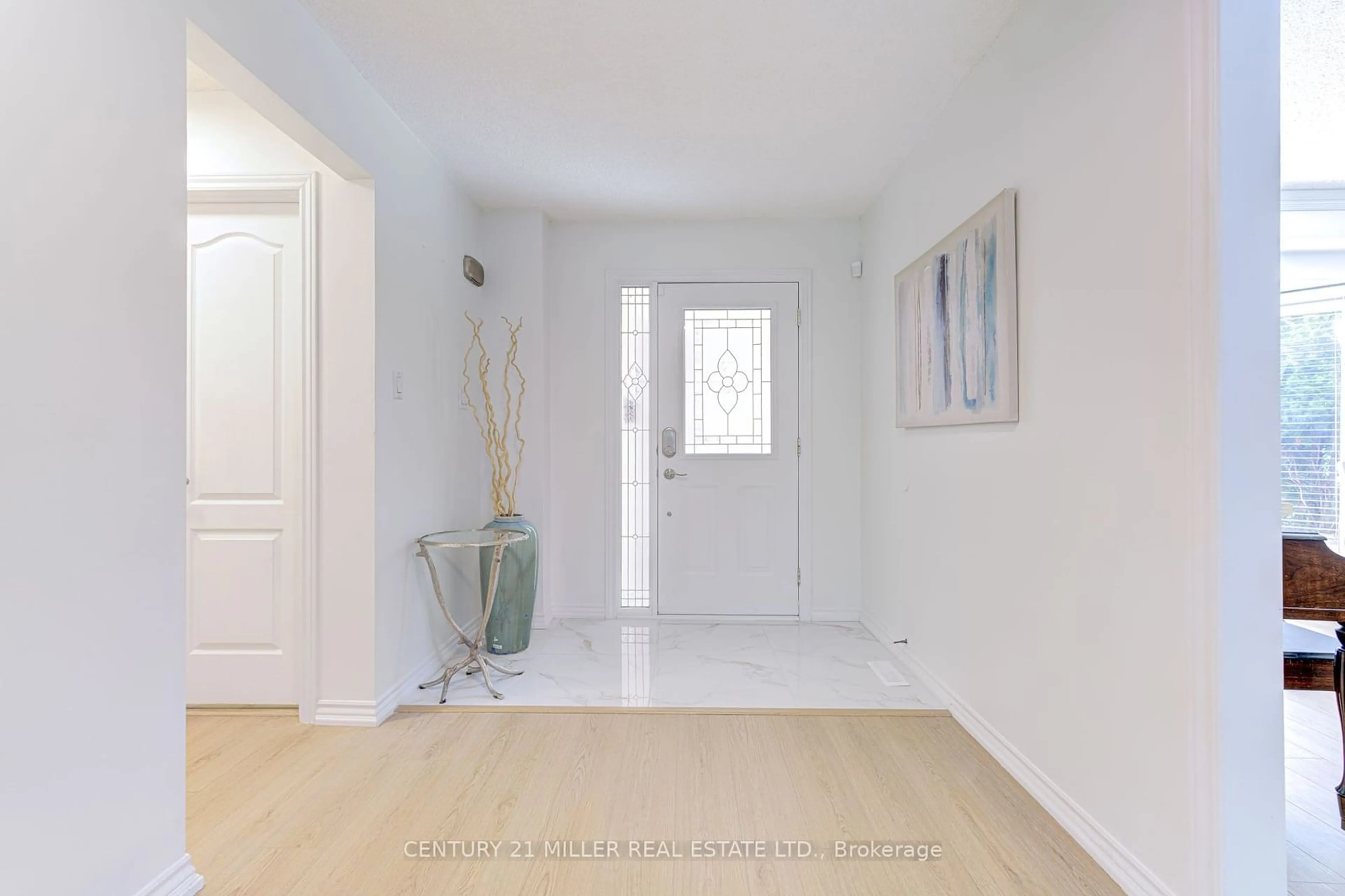 Indoor entryway, not visible floor for 1095 Queens Ave, Oakville Ontario L6H 4K9