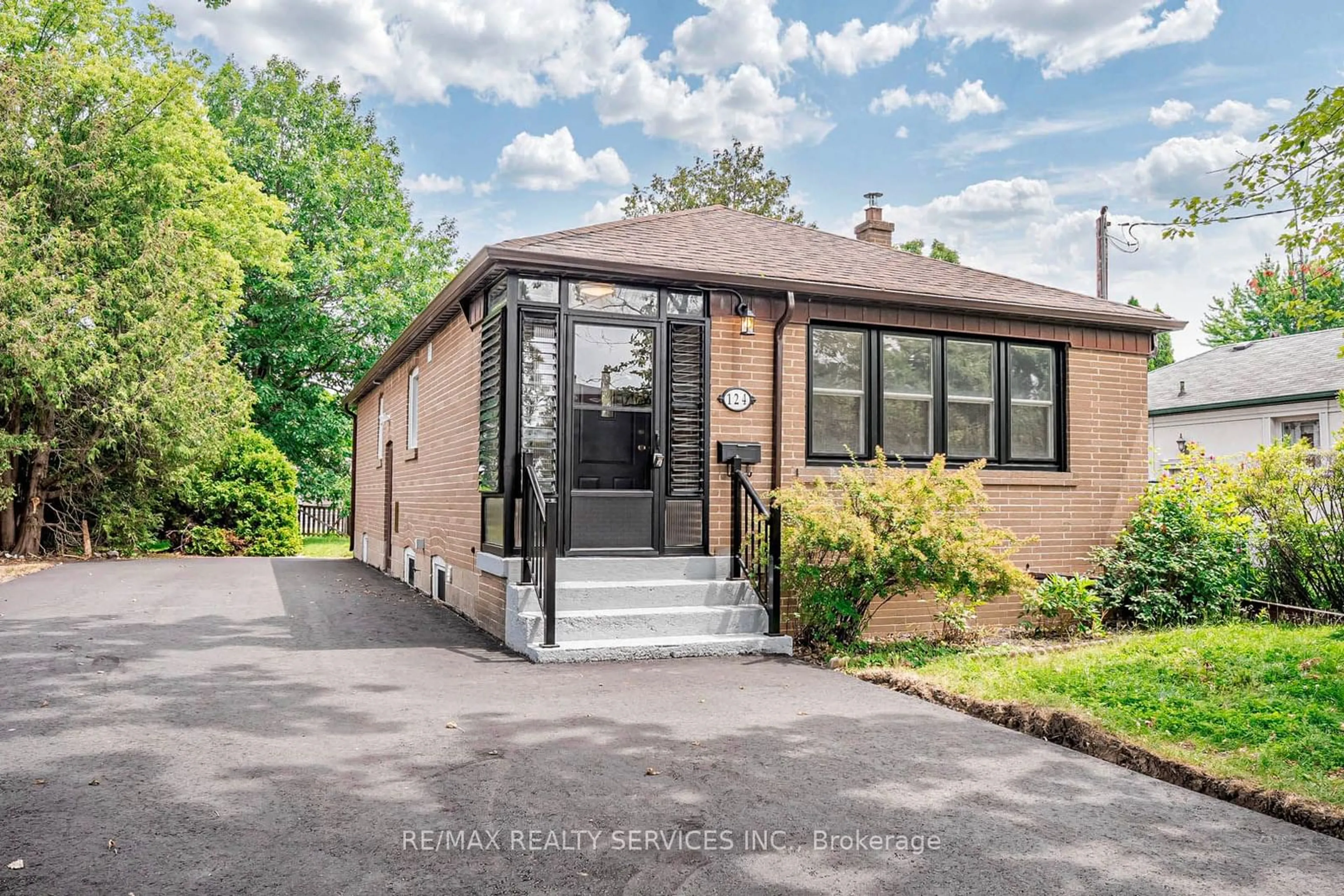 Home with brick exterior material for 124 Mcmurchy Ave, Brampton Ontario L6Y 1Y9