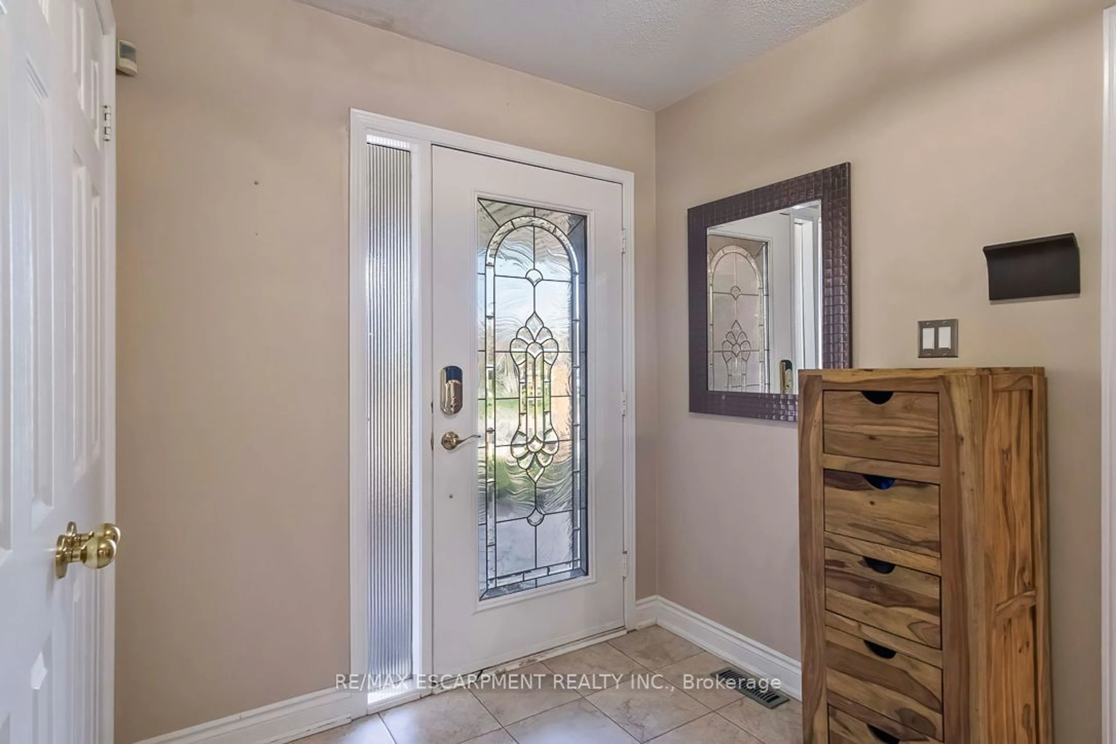 Indoor entryway, wood floors for 1266 Dexter Cres, Mississauga Ontario L5G 4R7