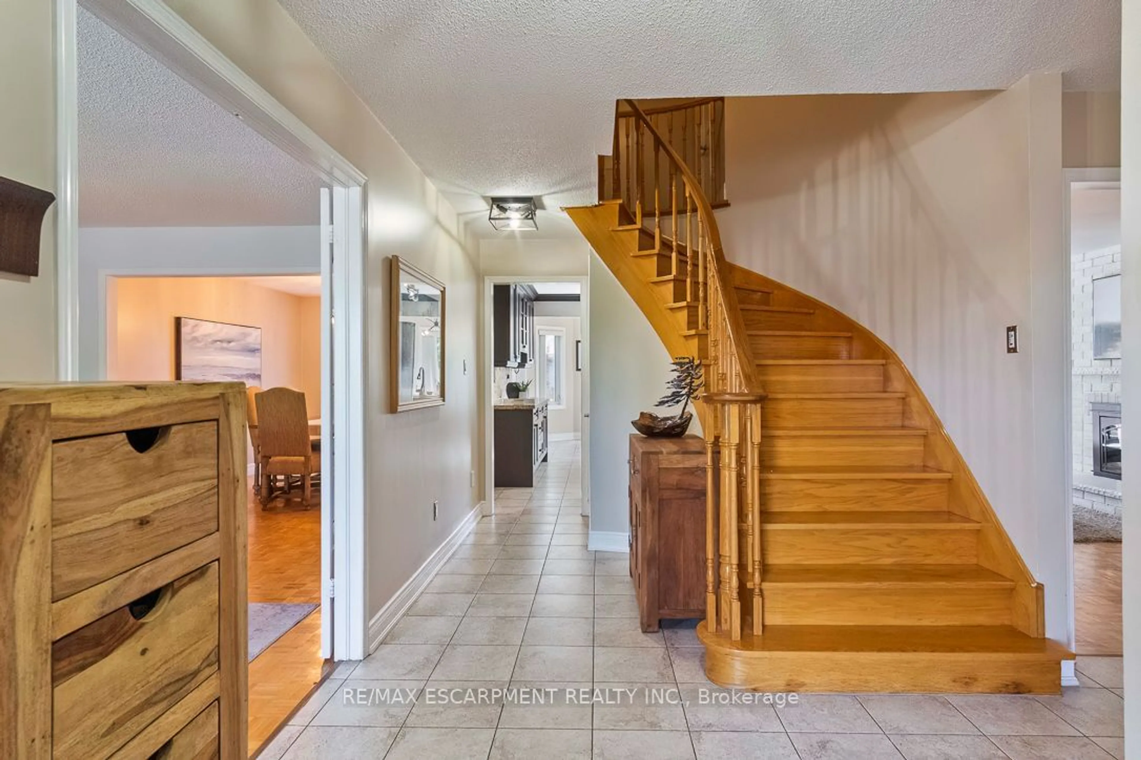 Indoor foyer, wood floors for 1266 Dexter Cres, Mississauga Ontario L5G 4R7