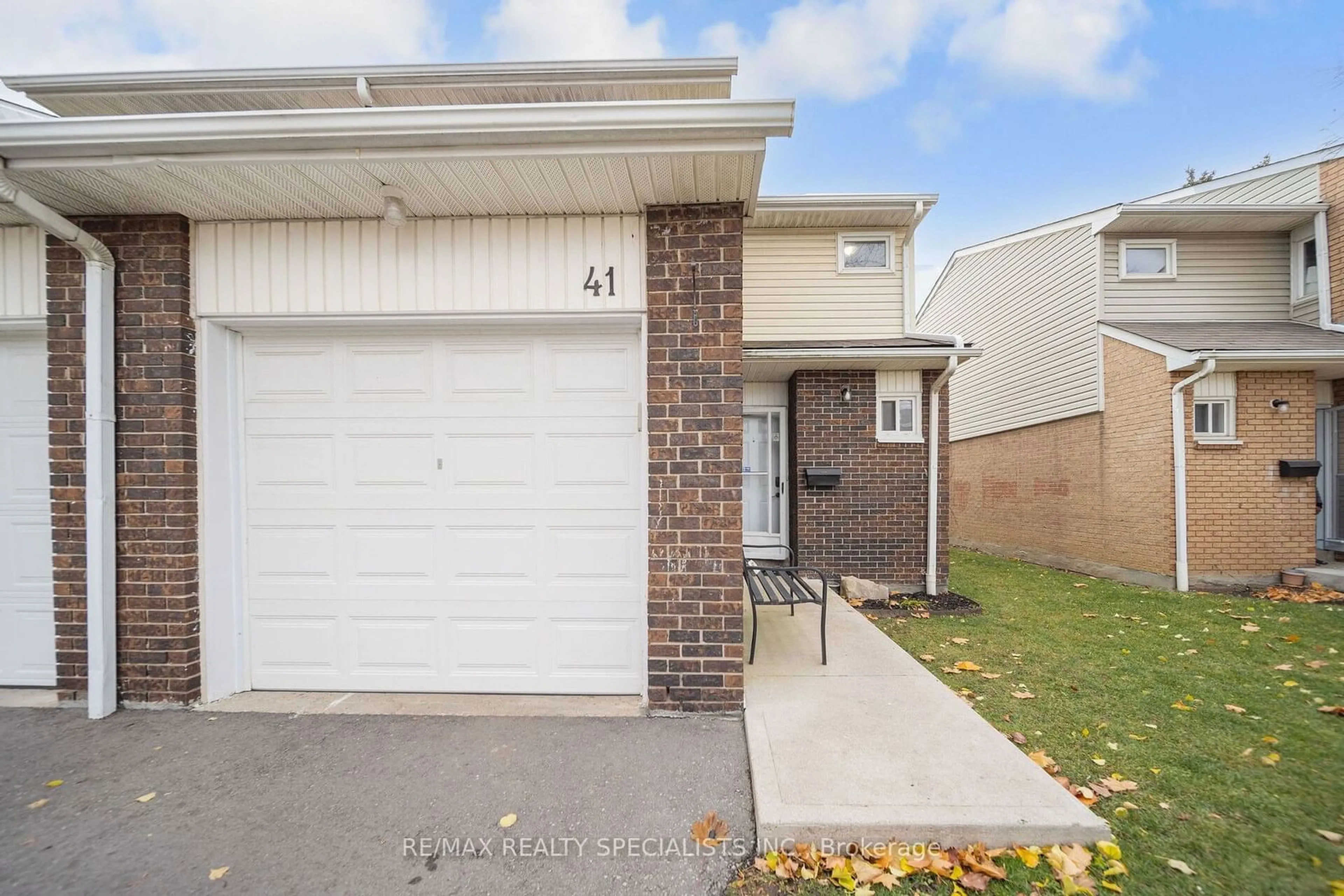 A pic from exterior of the house or condo, cottage for 41 Lincoln Crt, Brampton Ontario L6T 3Z2